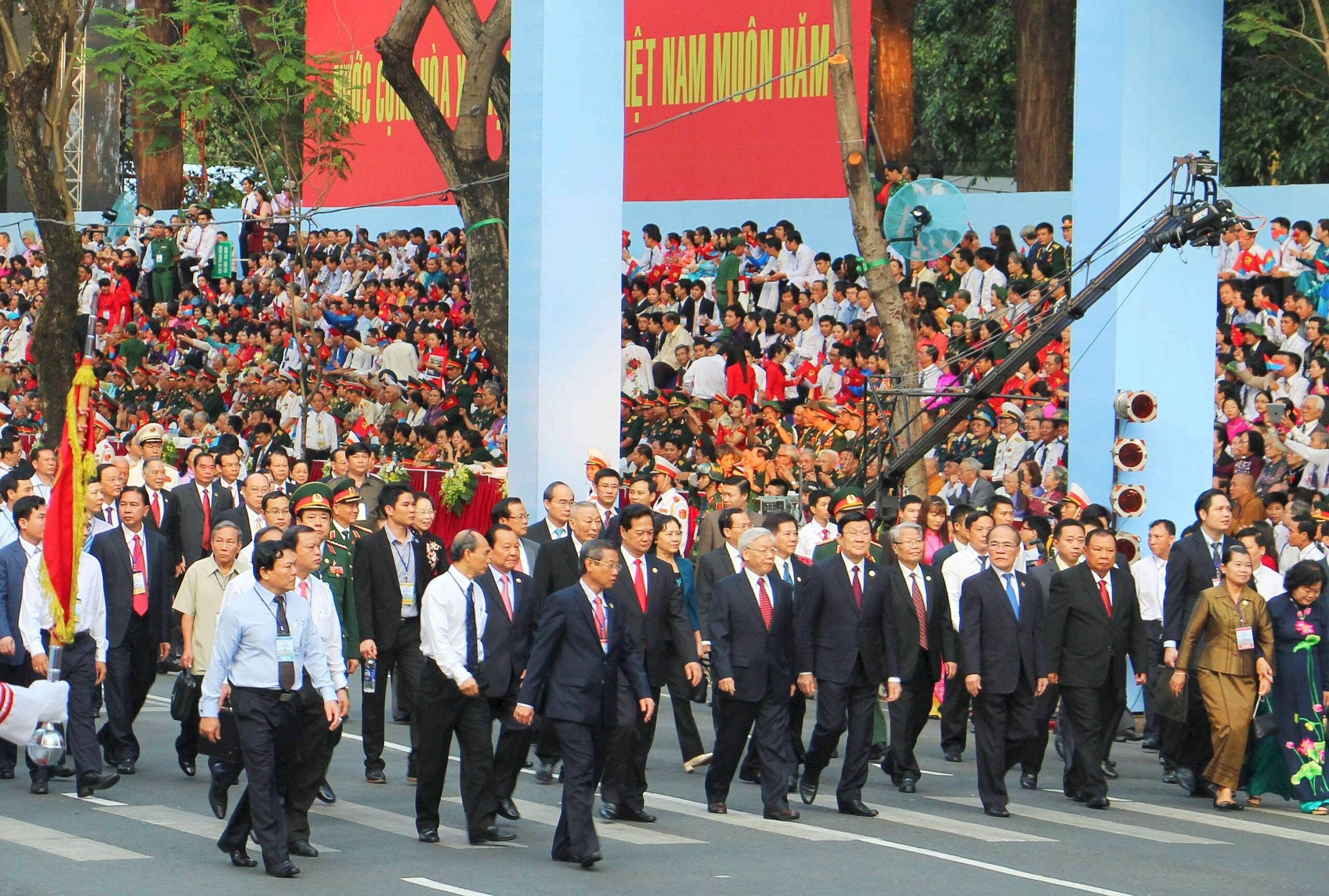 Mit einer großen Militärparade in Ho-Chi-Minh-Stadt hat Vietnam an das Ende des Vietnam-Kriegs vor 40 Jahren erinnert.