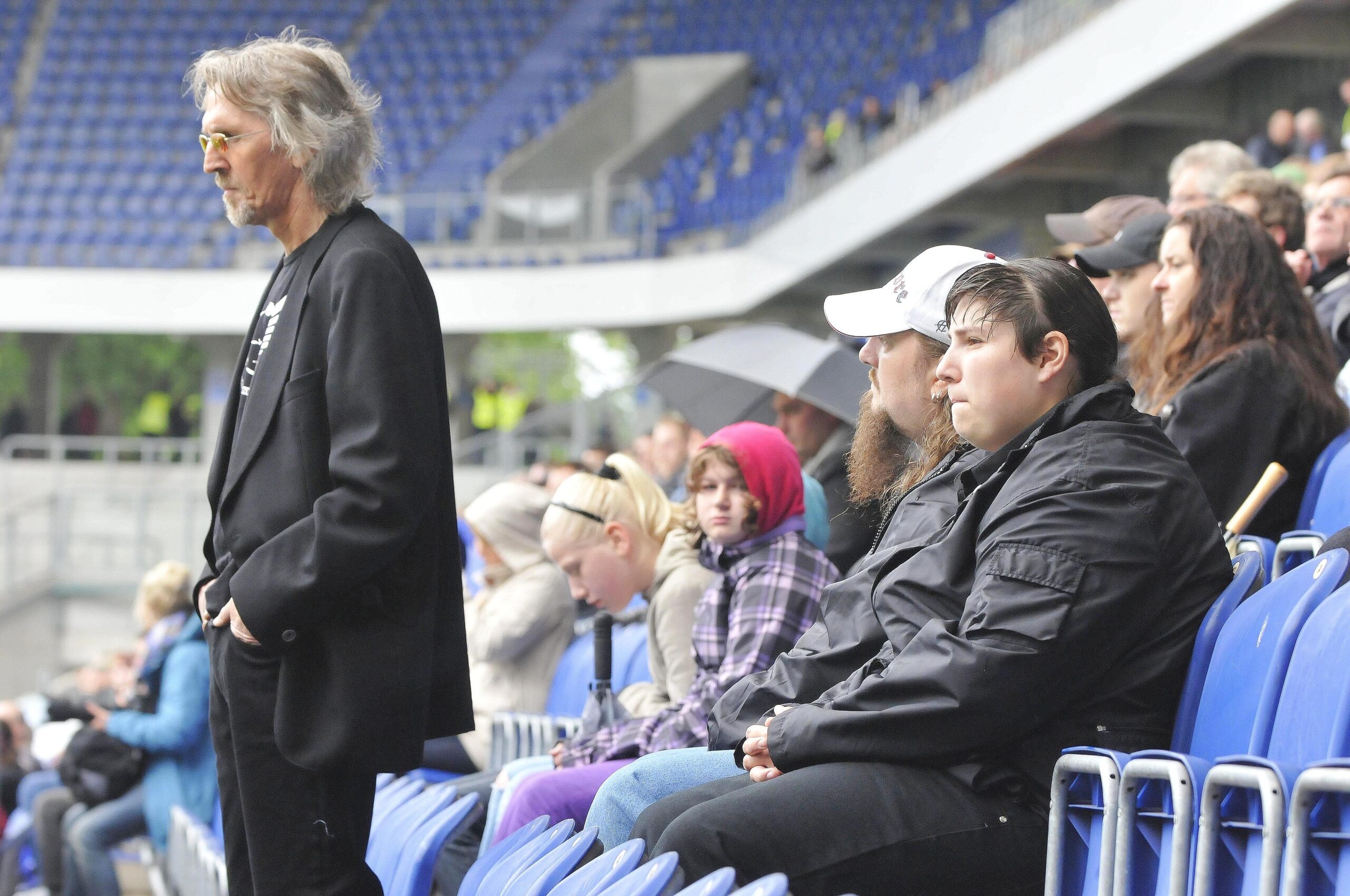 Besucher der Gedenkfeier für die Opfer der Loveparade in der MSV-Arena in Duisburg. Foto: Kai Kitschenberg/WAZFotoPool