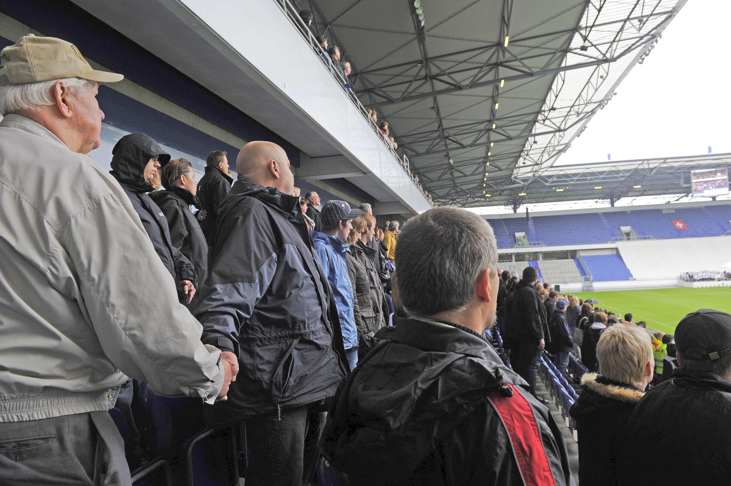 Besucher der Gedenkfeier für die Opfer der Loveparade in der MSV-Arena in Duisburg. Foto: Kai Kitschenberg/WAZFotoPool