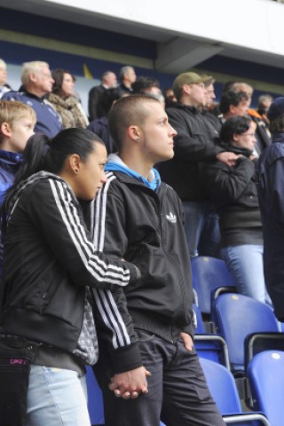 Besucher der Gedenkfeier für die Opfer der Loveparade in der MSV-Arena in Duisburg. Foto: Kai Kitschenberg/WAZFotoPool