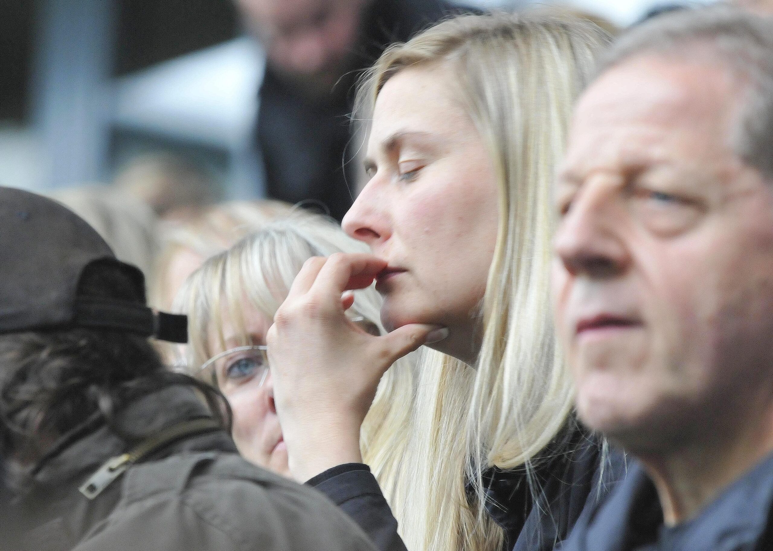 Besucher der Gedenkfeier für die Opfer der Loveparade in der MSV-Arena in Duisburg. Foto: Kai Kitschenberg/WAZFotoPool