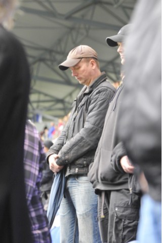 Besucher der Gedenkfeier für die Opfer der Loveparade in der MSV-Arena in Duisburg. Foto: Kai Kitschenberg/WAZFotoPool