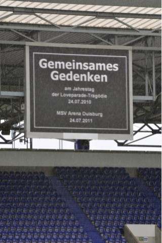 Besucher der Gedenkfeier für die Opfer der Loveparade in der MSV-Arena in Duisburg. Foto: Kai Kitschenberg/WAZFotoPool