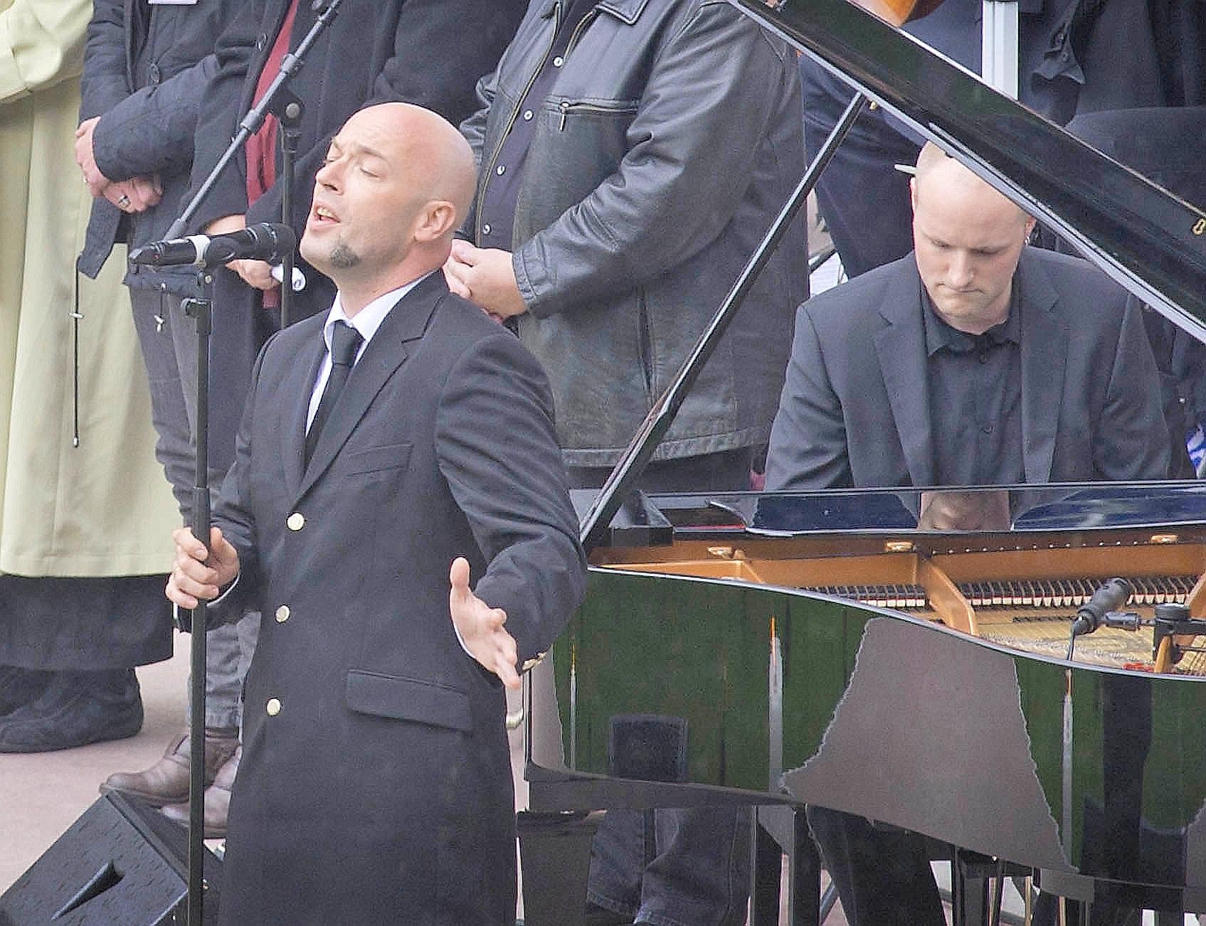 Der Graf, Frontman der Gruppe „Unheilig, singt auf Wunsch der Angehörigen ... 