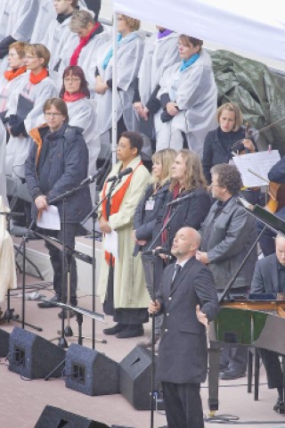 Der Graf, Frontman der Gruppe Unheilig, sang bei der Gedenkfeier auf Wunsch der Angehörigen Geboren um zu leben.Bild: Ilja Hoepping / WAZ FotoPool