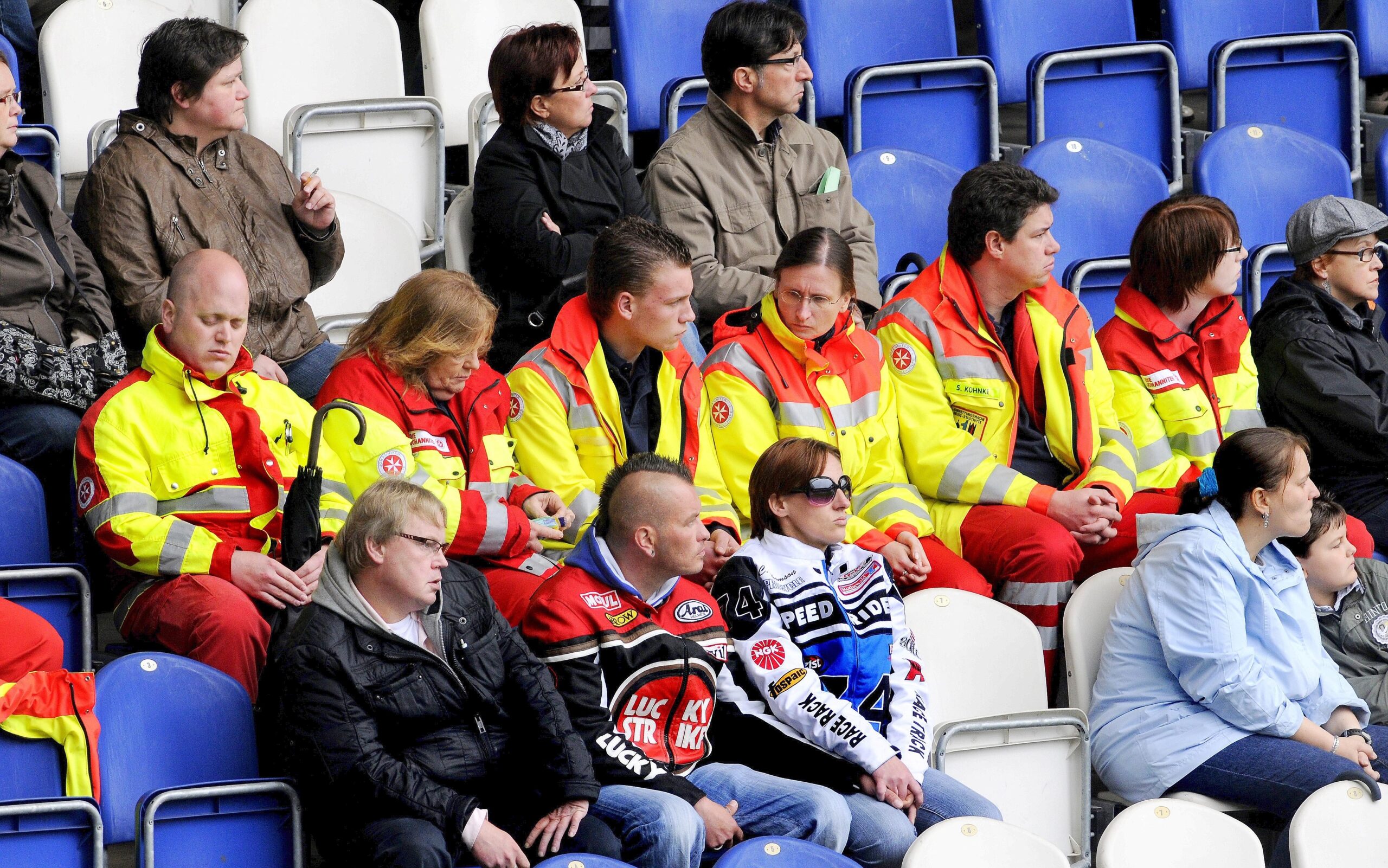 Etwa 7000 Menschen besuchten die Gedenkfeier im Stadion des MSV Duisburg am Jahrestag der Katastrophe. Foto: Stephan Eickershoff / WAZ FotoPool