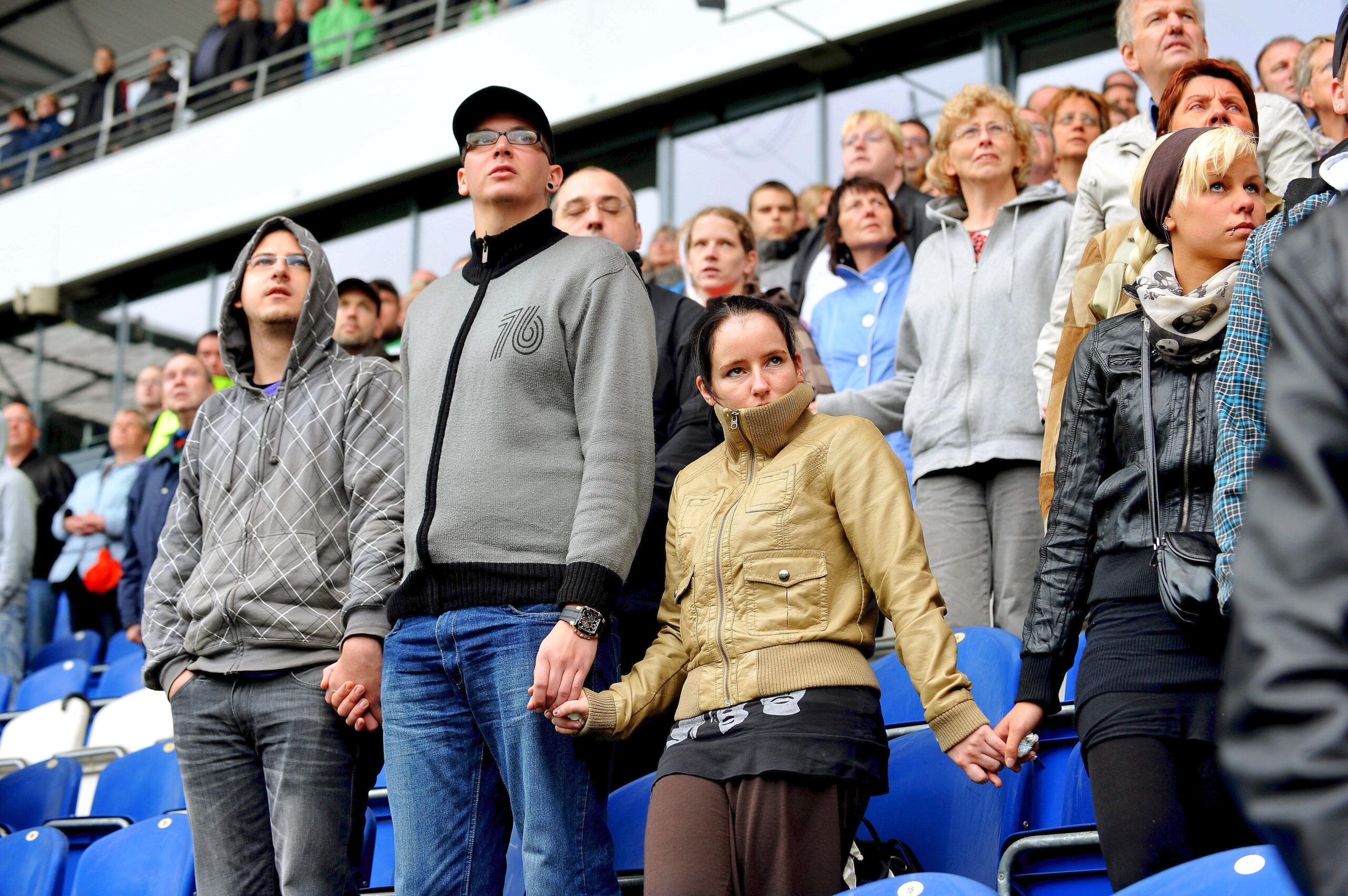 Etwa 7000 Menschen besuchten die Gedenkfeier im Stadion des MSV Duisburg am Jahrestag der Katastrophe. Foto: Stephan Eickershoff / WAZ FotoPool