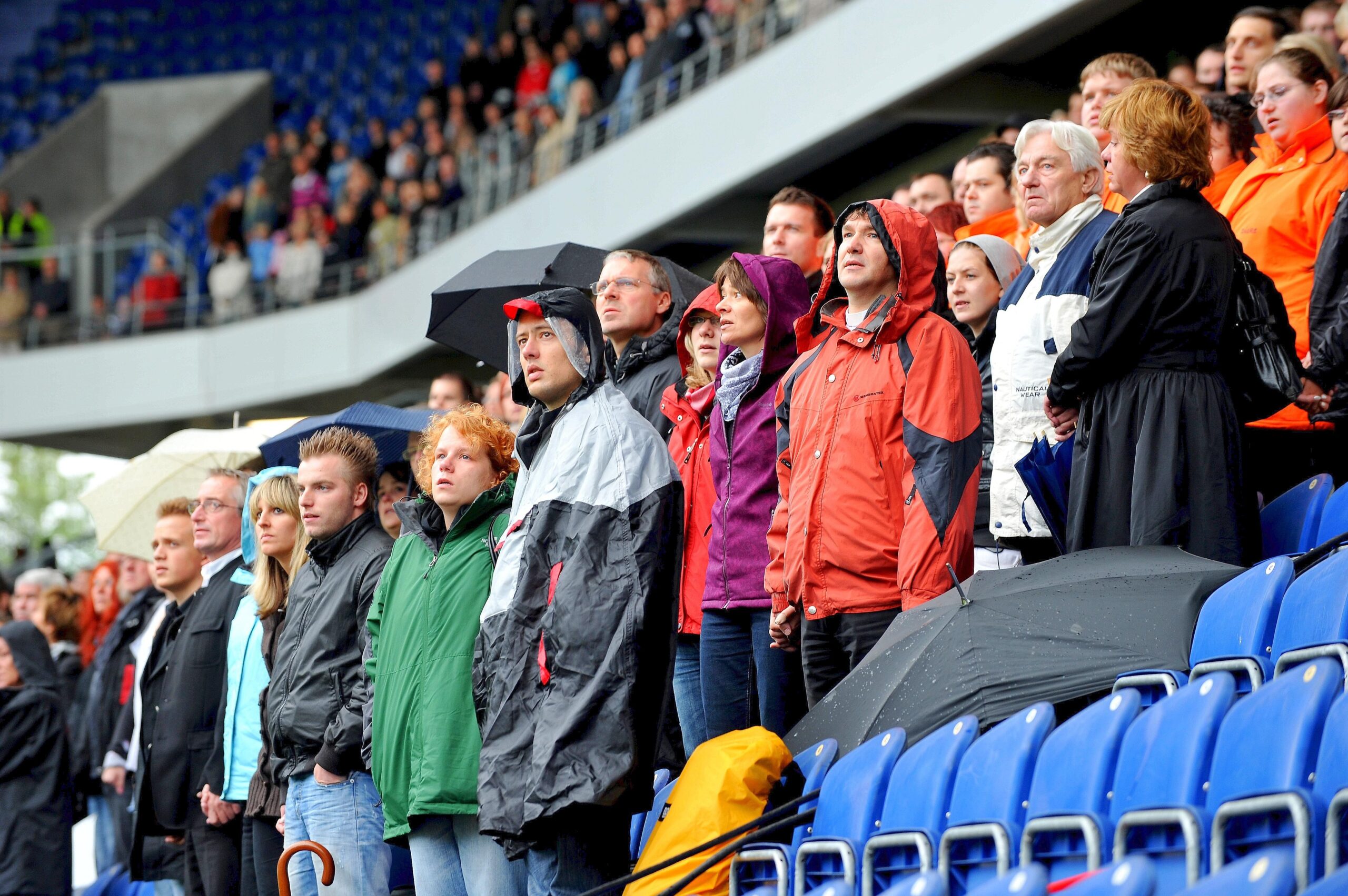 Etwa 7000 Menschen besuchten die Gedenkfeier im Stadion des MSV Duisburg am Jahrestag der Katastrophe. Foto: Stephan Eickershoff / WAZ FotoPool