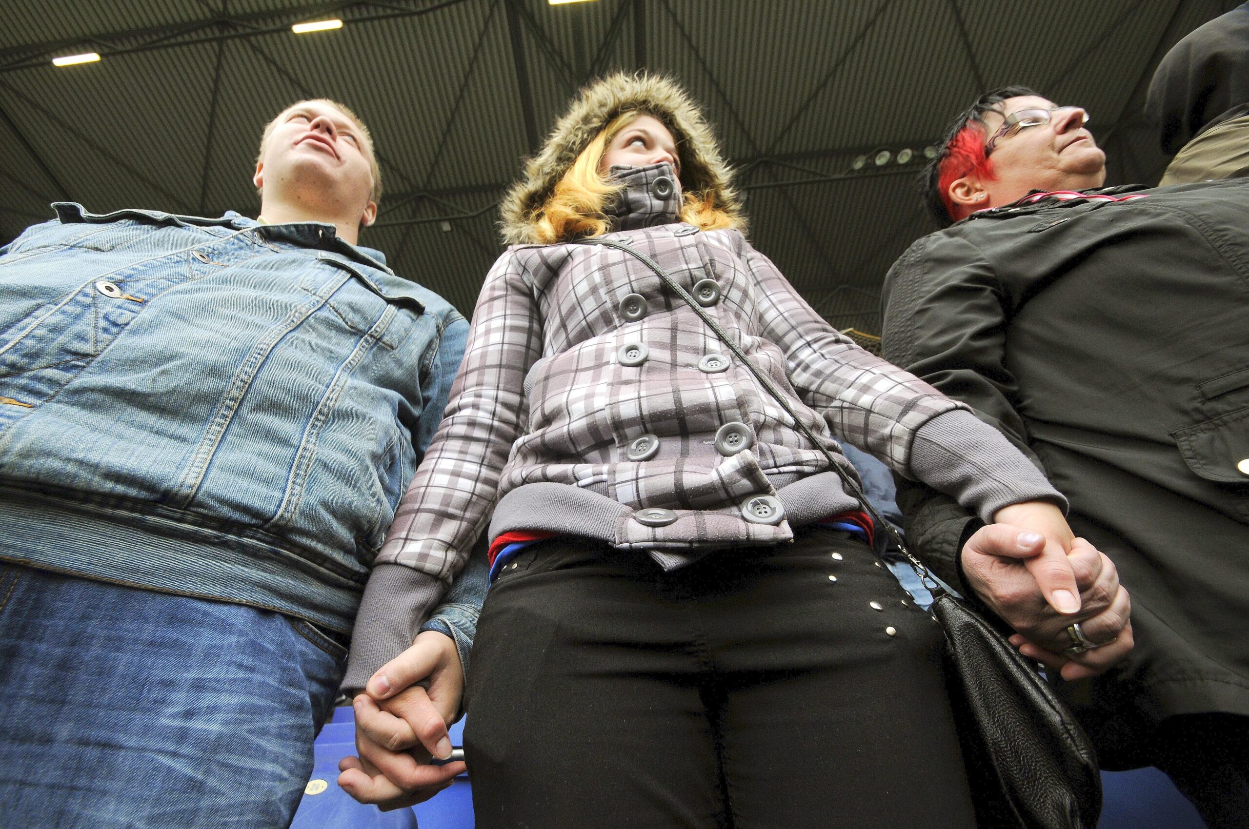 Etwa 7000 Menschen besuchten die Gedenkfeier im Stadion des MSV Duisburg am Jahrestag der Katastrophe. Foto: Stephan Eickershoff / WAZ FotoPool