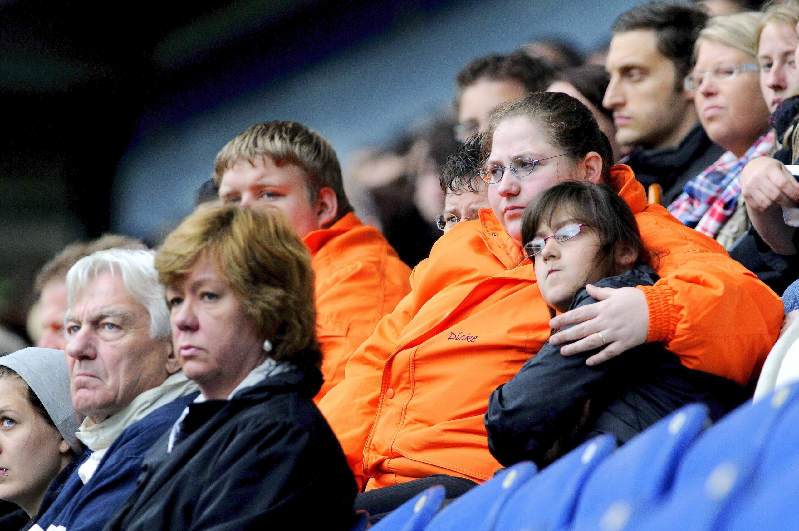 Etwa 7000 Menschen besuchten die Gedenkfeier im Stadion des MSV Duisburg am Jahrestag der Katastrophe. Foto: Stephan Eickershoff / WAZ FotoPool