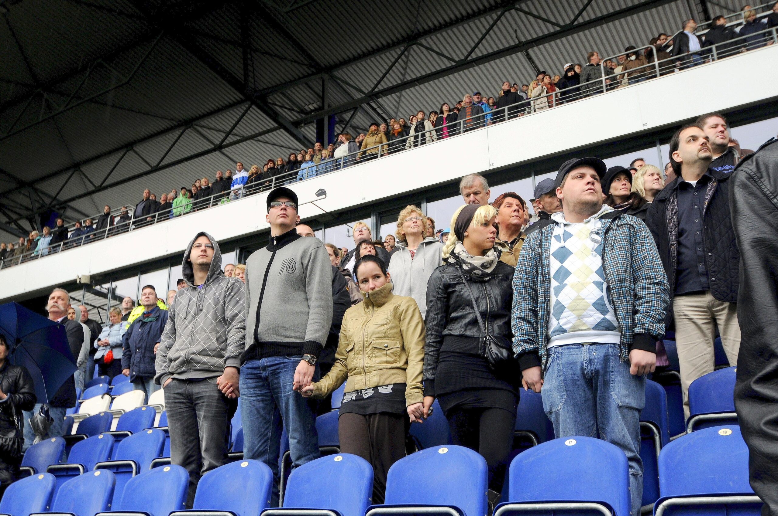 Etwa 7000 Menschen besuchten die Gedenkfeier im Stadion des MSV Duisburg am Jahrestag der Katastrophe. Foto: Stephan Eickershoff / WAZ FotoPool