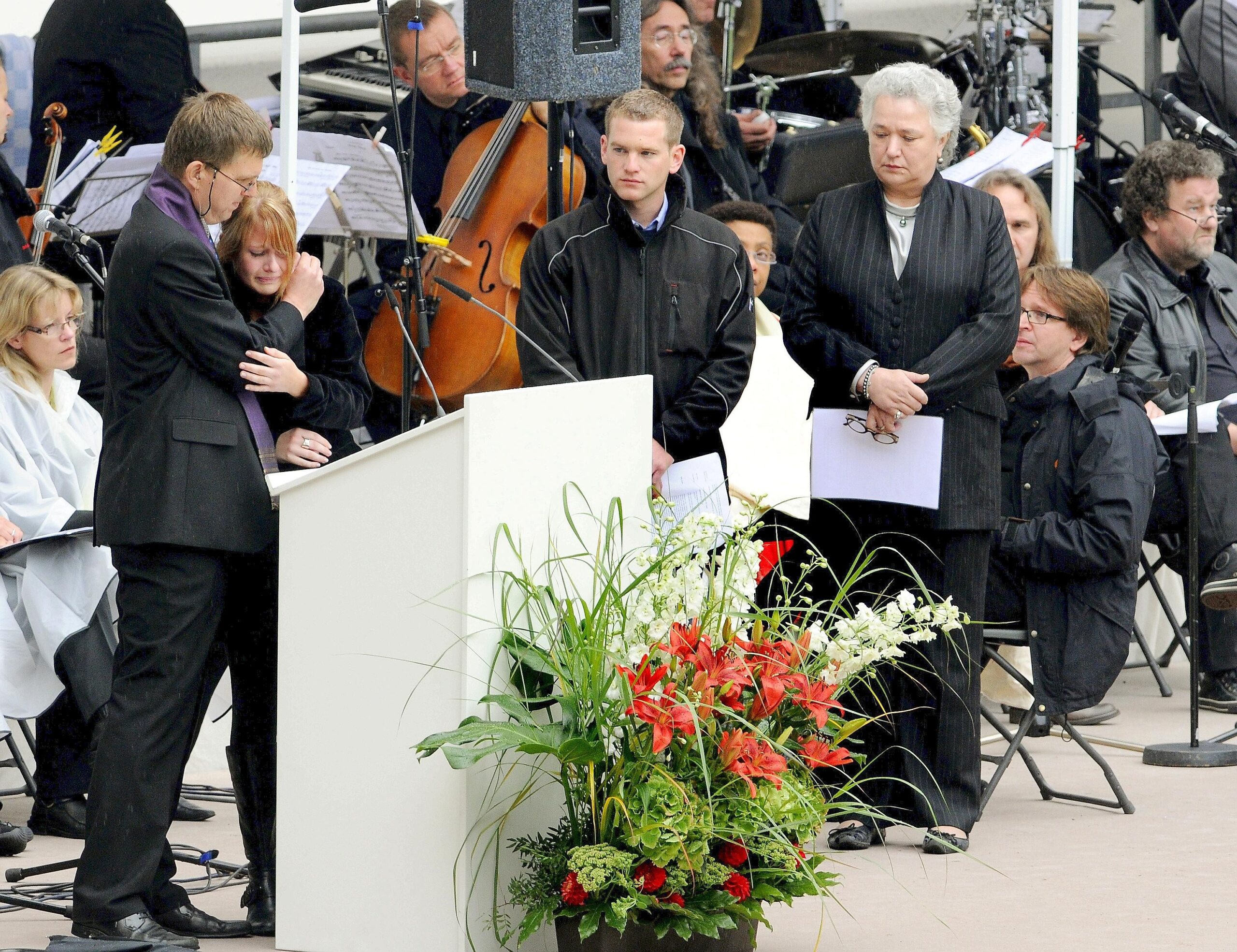 Dr. Uwe Rieske, Landespfarrer für Notfallseelsorge, tröstet Ella Seifer, die als Verletzte von der Massenpanik berichtet.