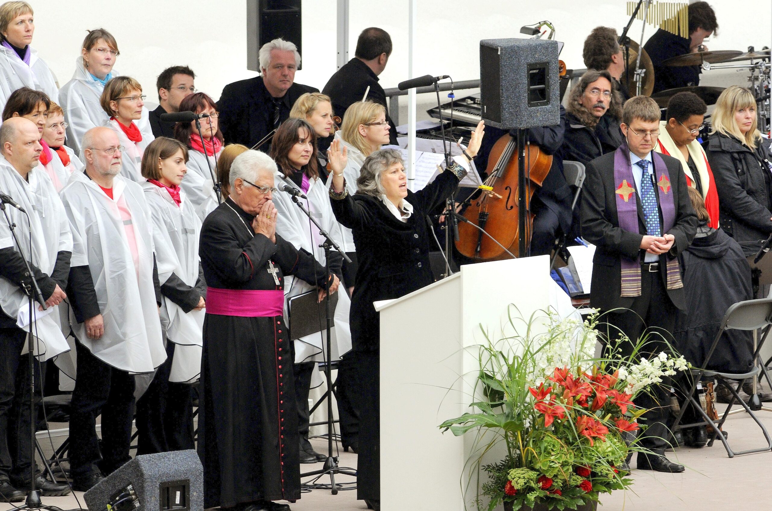 Vizepräses Petra Bosse-Huber und Weihbischof Franz Grave begrüßten die Besucher der Feier.Foto: Stephan Eickershoff / WAZ FotoPool