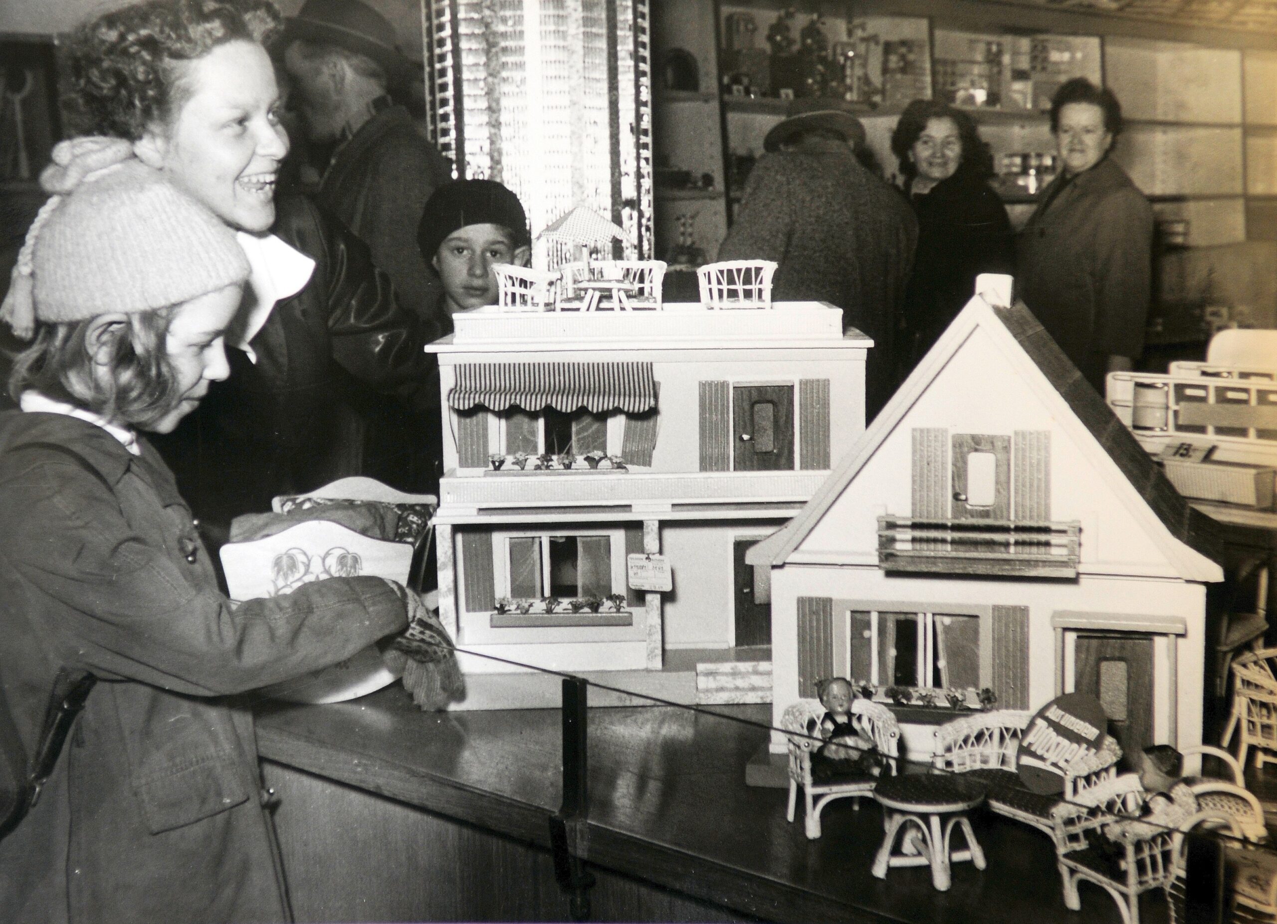 Die Spielzeugwarenabteilung im Jahr 1956. Das Puppenhaus begeisterte die Mädchen.