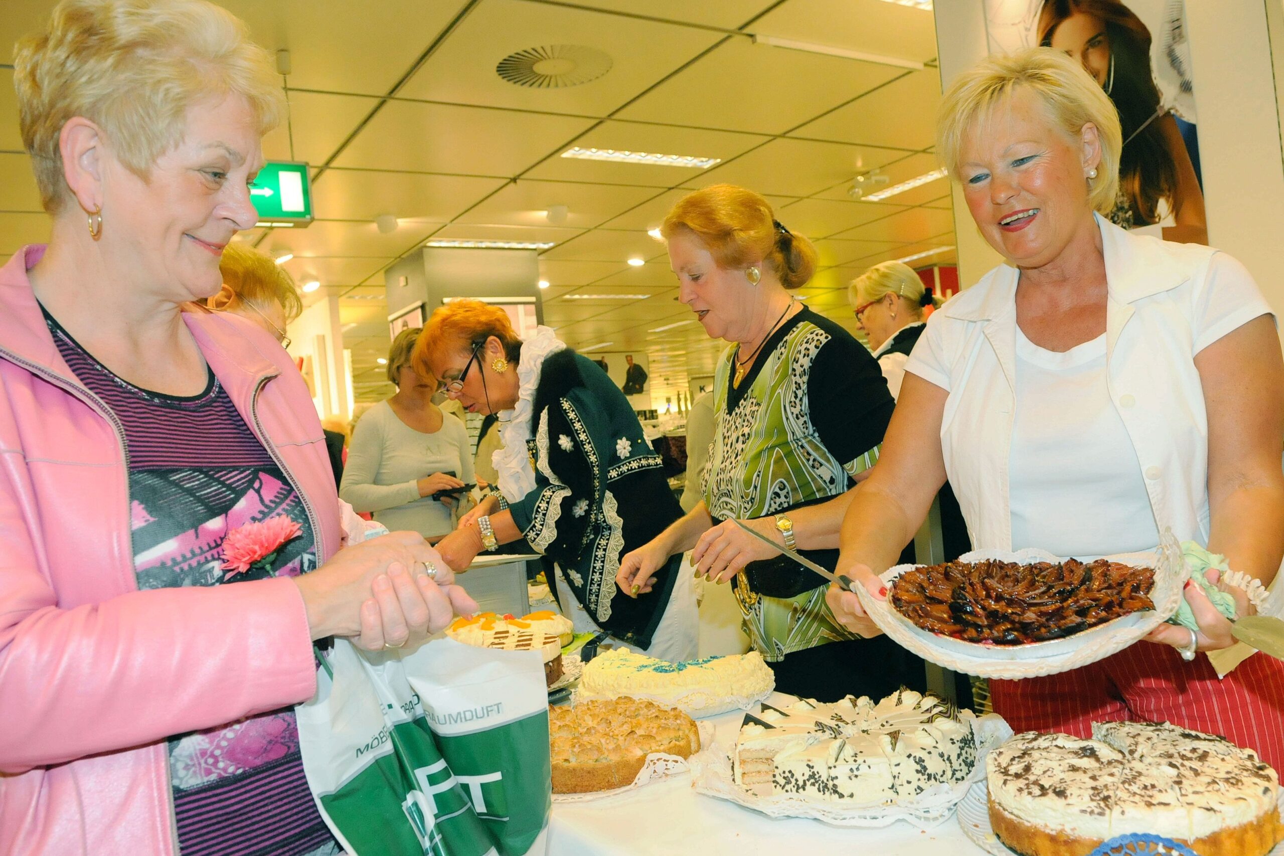 Kuchenverkauf bei Karstadt im Jahr 2011.