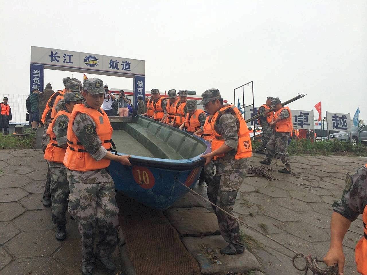 Helfer machen ein Rettungsboot bereit.