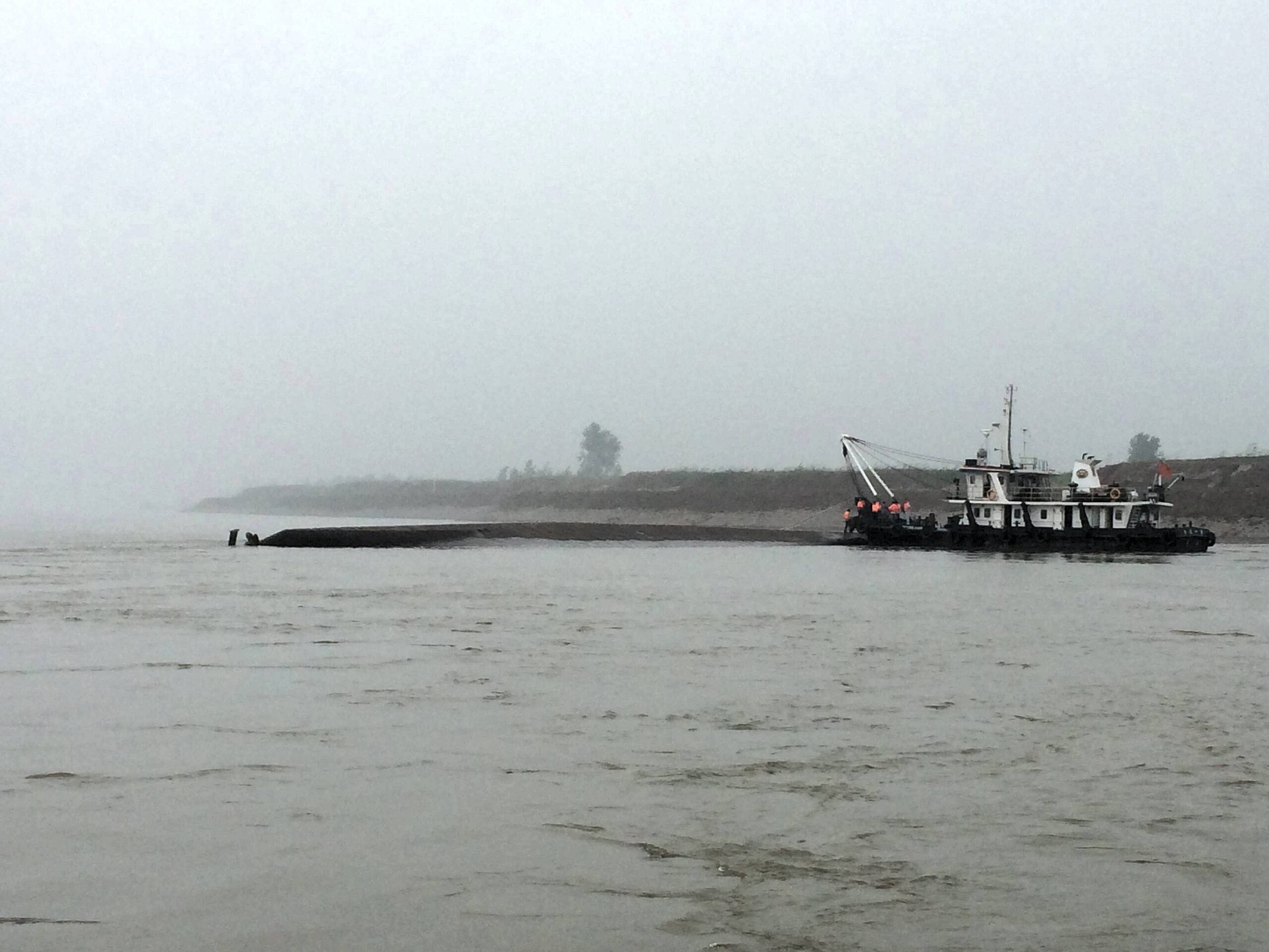 Das umgekippte Schiff im Jangtse. Es kenterte am Montagabend bei einem Wirbelsturm.