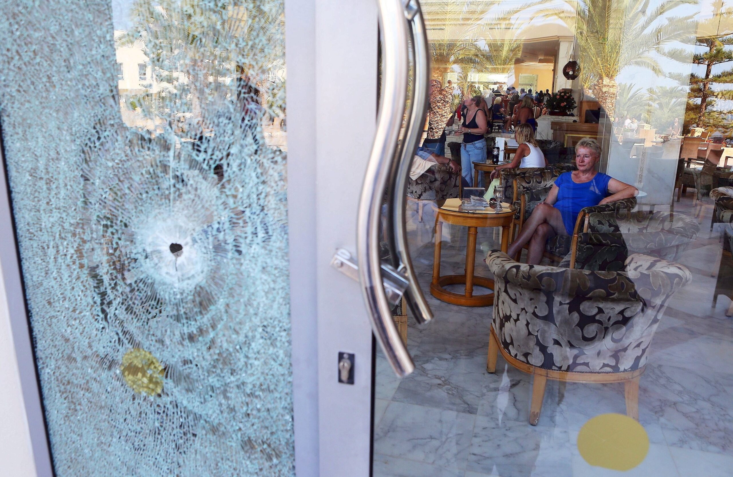 Bei einem Angriff auf ein Touristenhotel an der tunesischen Mittelmeerküste sind mehrere Dutzend Menschen getötet worden.