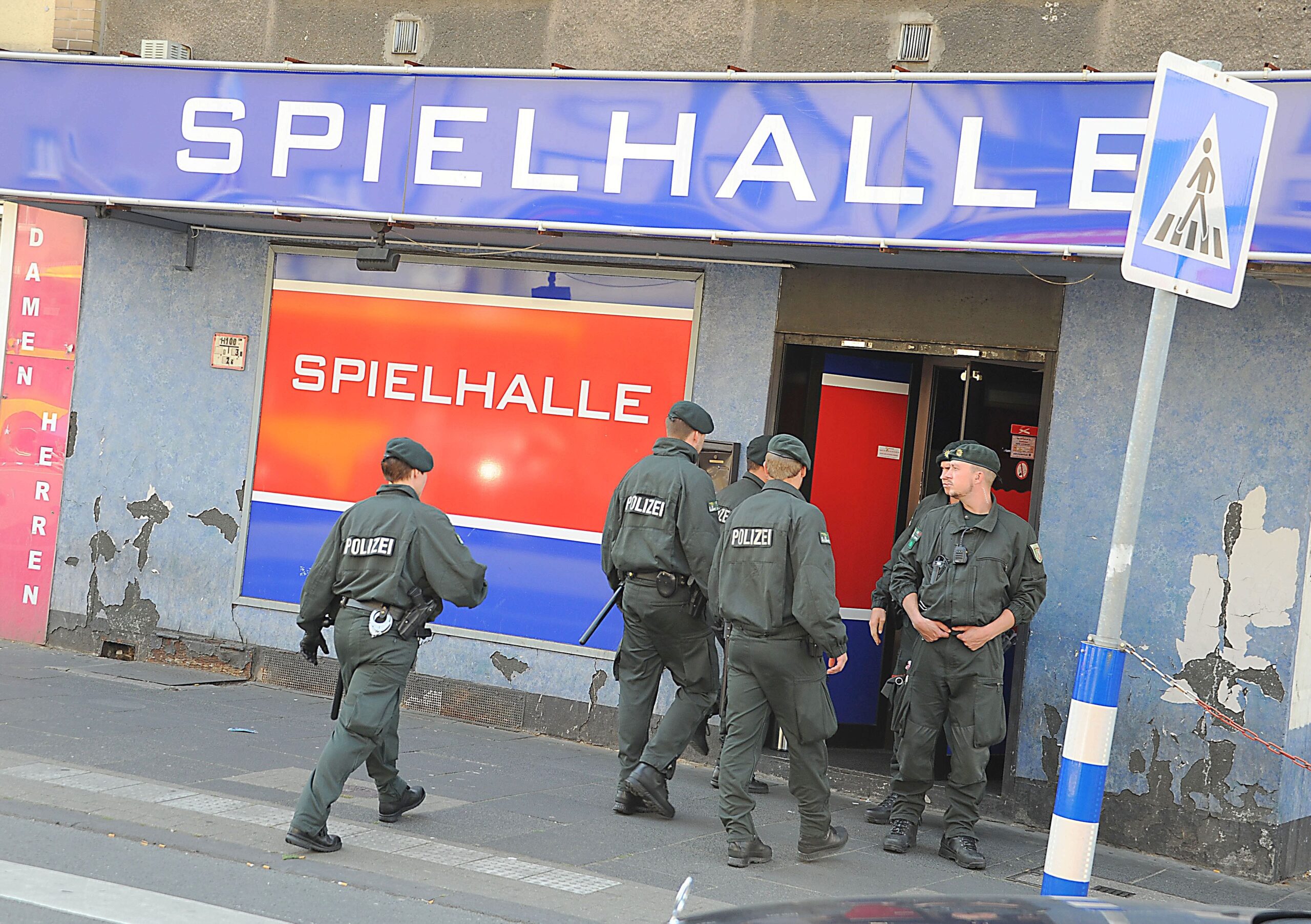 Großeinsatz der Polizei gegen Rocker in Eppinghofen. Foto: Oliver Müller