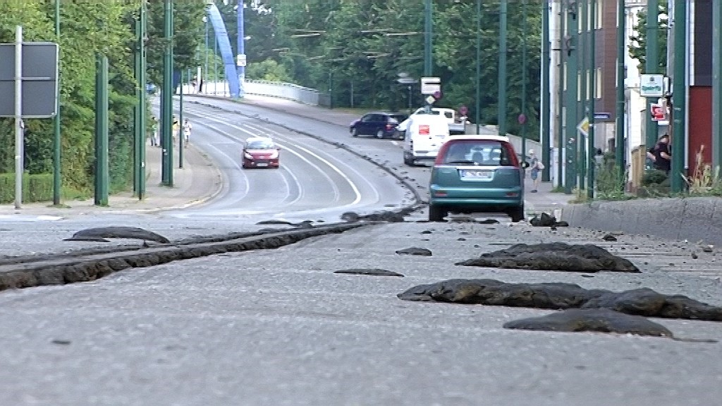 Die Folgen der Hitze in Essen: Bitumen im Straßenbahngleisbett hat sich verflüssig und wurde von den Fahrzeuge verteilt.