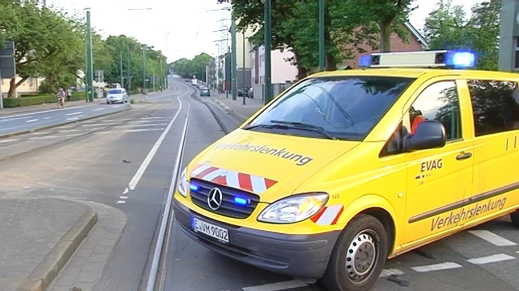 Die Folgen der Hitze in Essen: Bitumen im Straßenbahngleisbett hat sich verflüssig und wurde von den Fahrzeuge verteilt.