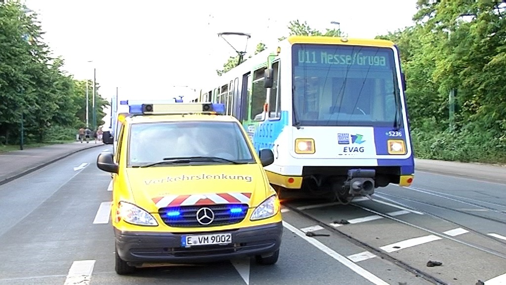 Die Folgen der Hitze in Essen: Bitumen im Straßenbahngleisbett hat sich verflüssig und wurde von den Fahrzeuge verteilt.