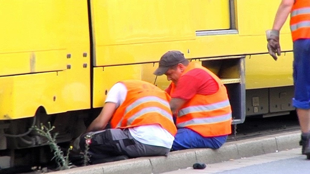 Die Folgen der Hitze in Essen: Bitumen im Straßenbahngleisbett hat sich verflüssig und wurde von den Fahrzeuge verteilt.