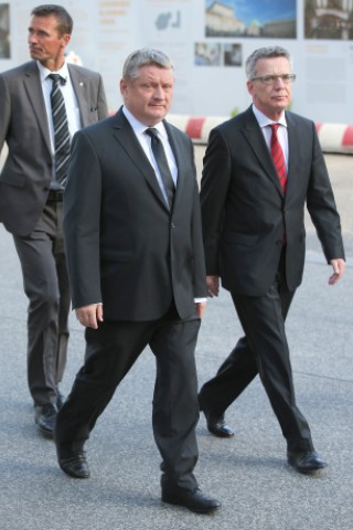 Gesundheitsminister Hermann Gröhe und Innenminister Thomas de Maiziere (beide CDU) auf dem Weg zur Totenmesse.