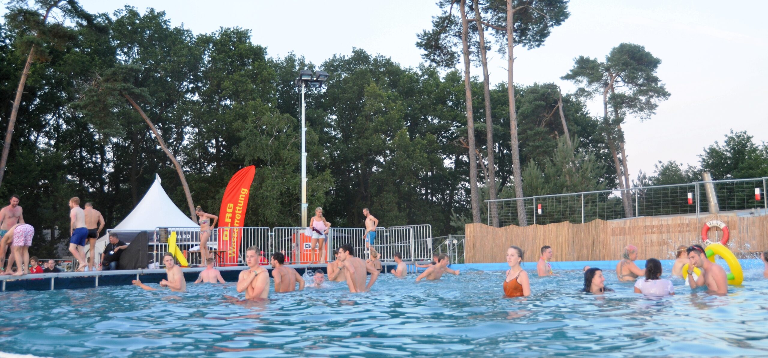 Ausgelassene Stimmung herrschte am ersten Tag des Festivals Parookaville in Weeze.