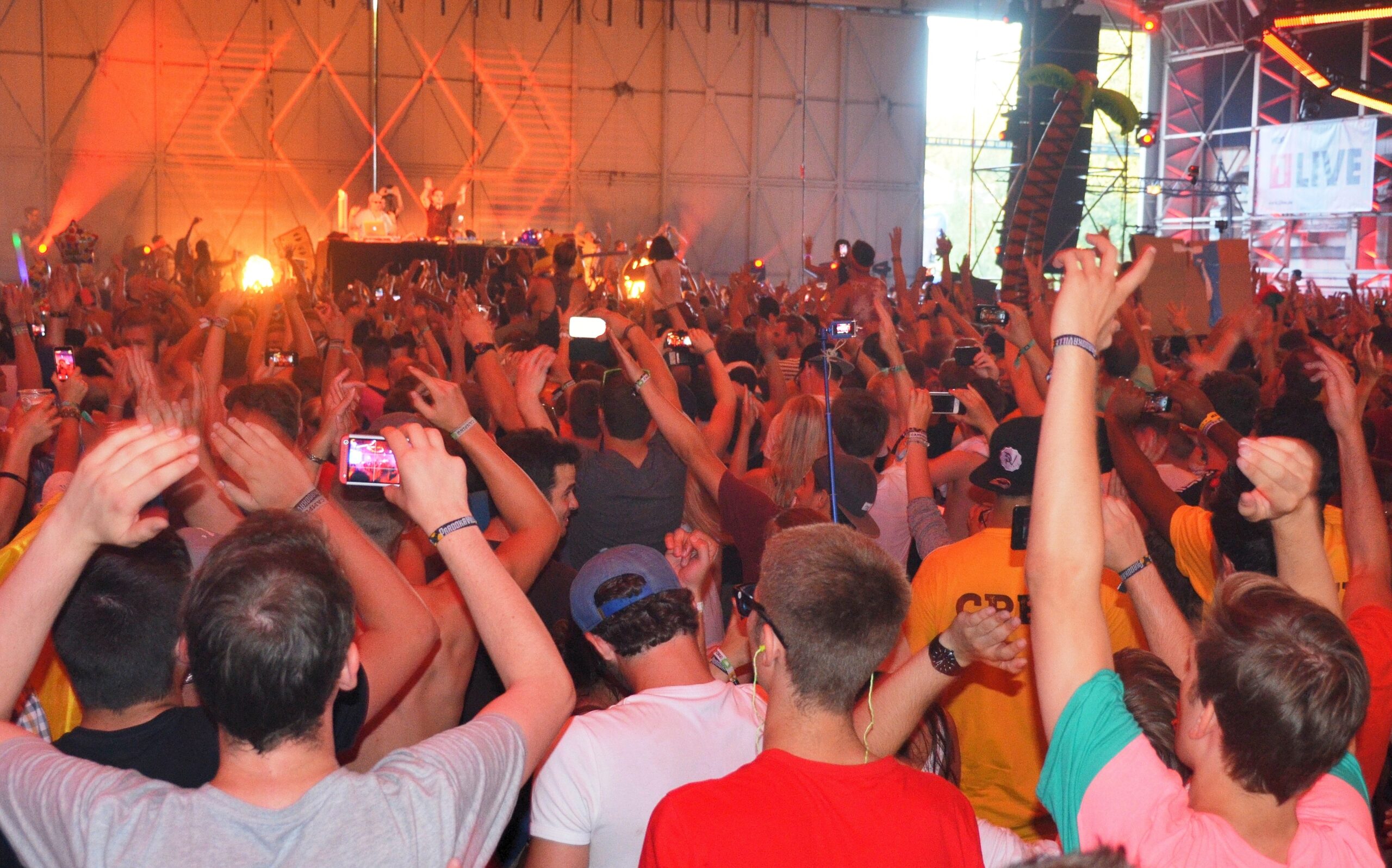 Ausgelassene Stimmung herrschte am ersten Tag des Festivals Parookaville in Weeze.