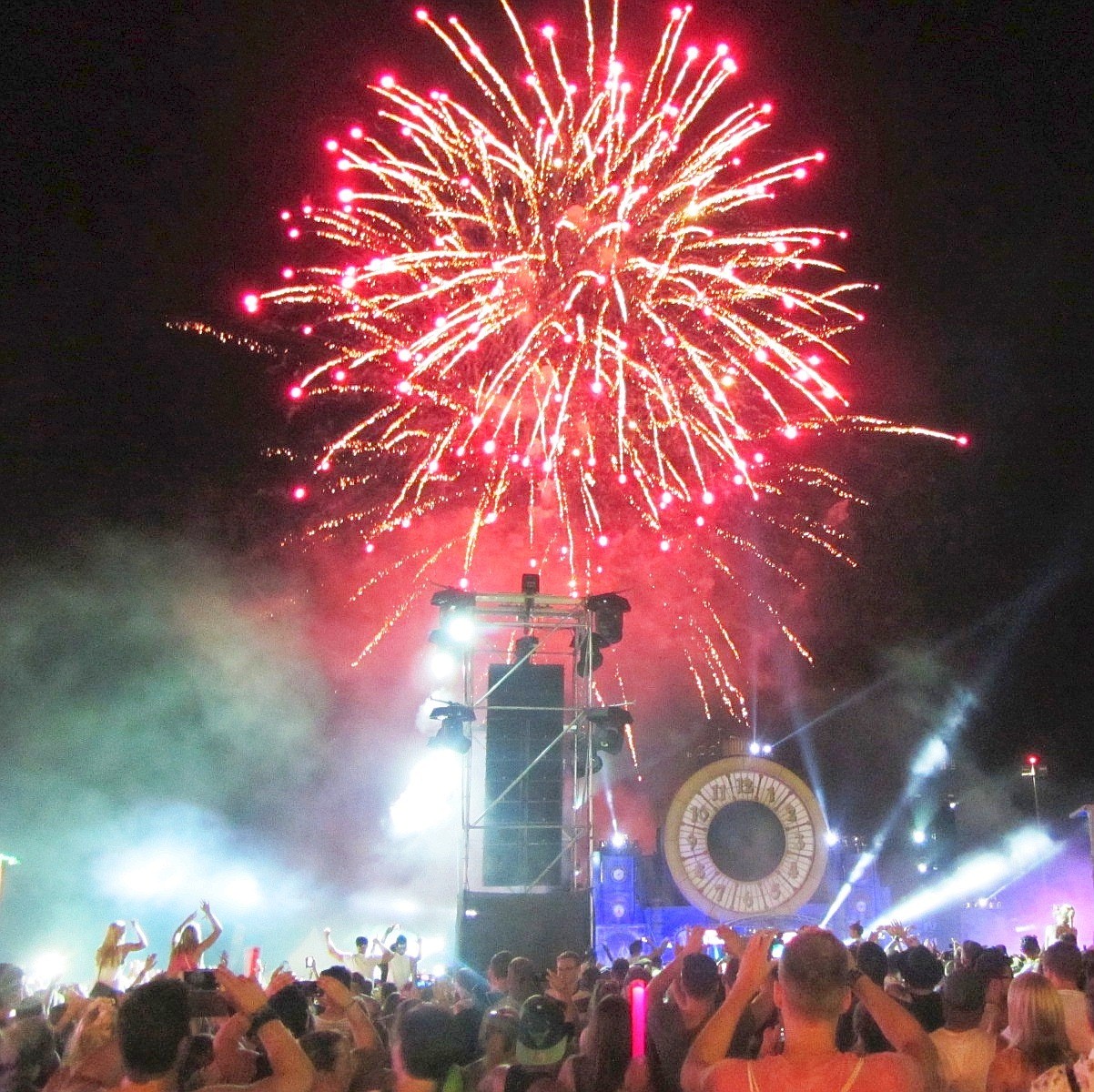 Ausgelassene Stimmung herrschte am ersten Tag des Festivals Parookaville in Weeze.