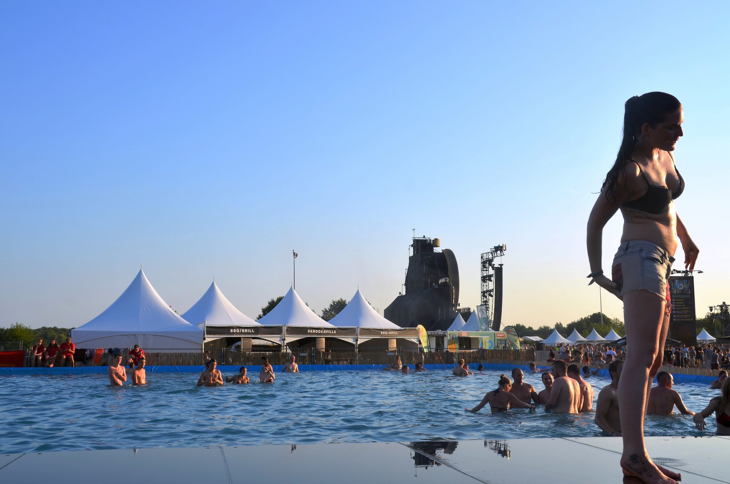 Ausgelassene Stimmung herrschte am ersten Tag des Festivals Parookaville in Weeze.