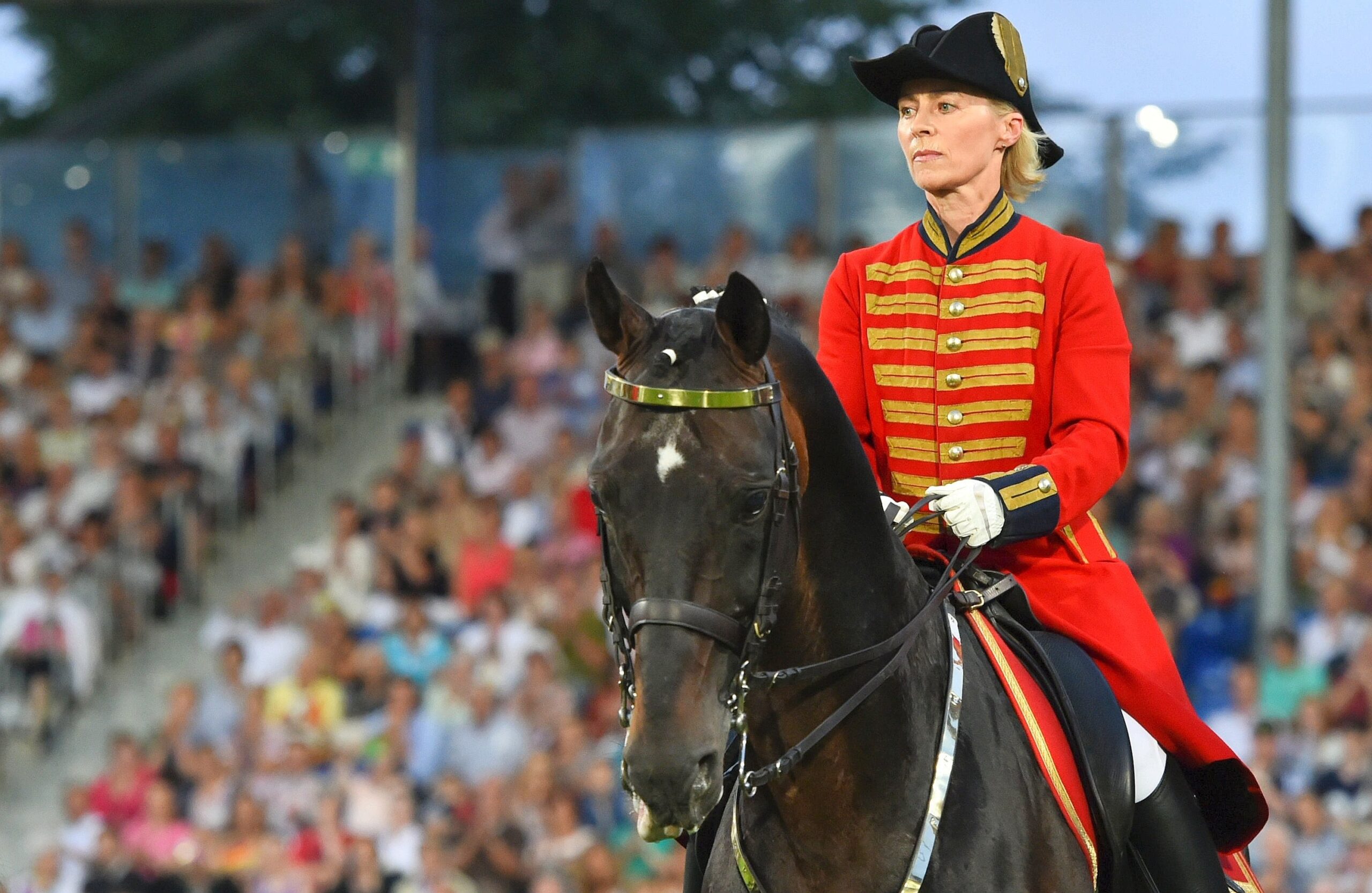 Bundesverteidigungsministerin Ursula von der Leyen zu Pferde bei der Eröffnung der CHIO Reit-EM in Aachen.