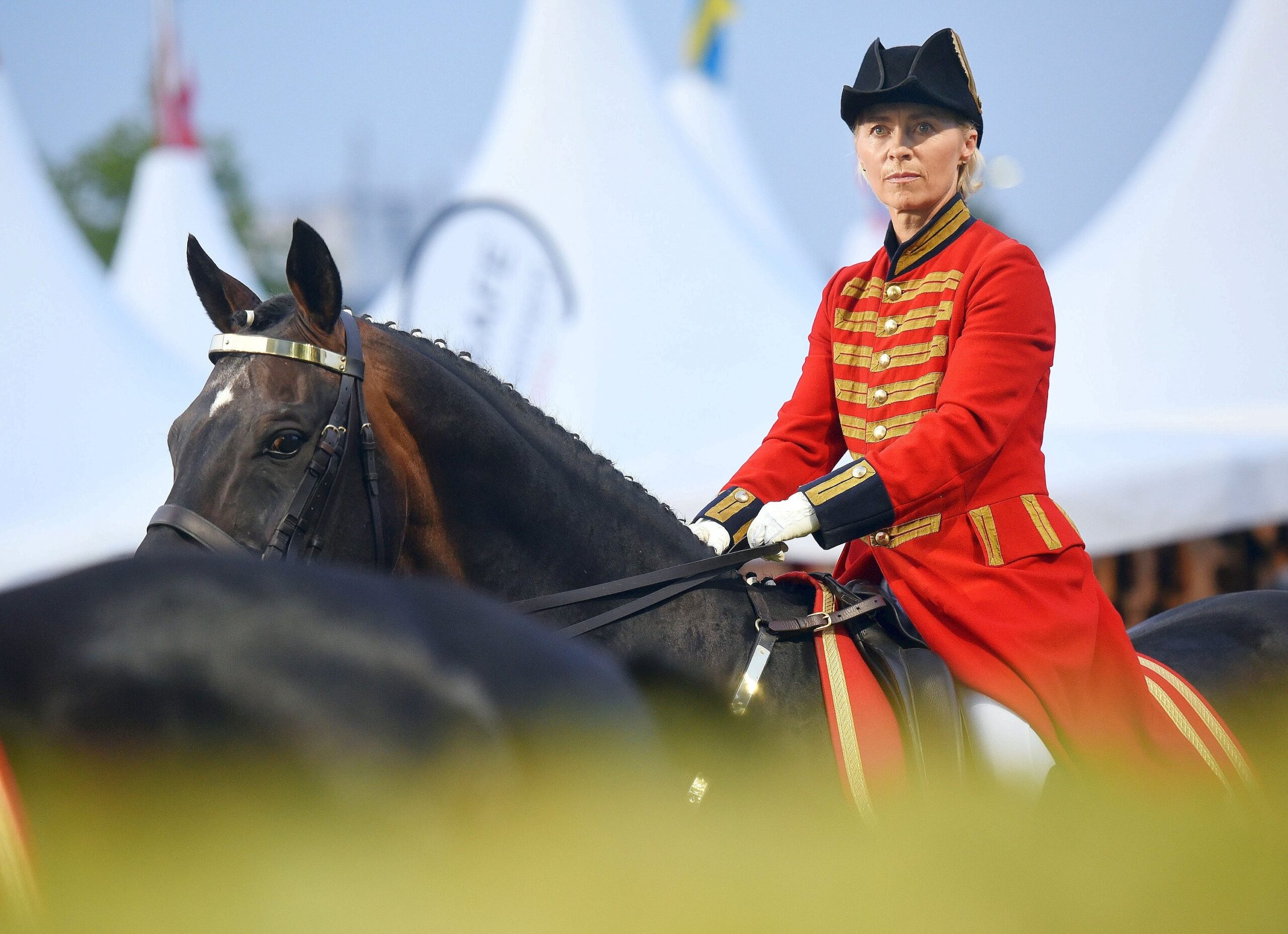 Bundesverteidigungsministerin Ursula von der Leyen zu Pferde bei der Eröffnung der CHIO Reit-EM in Aachen.