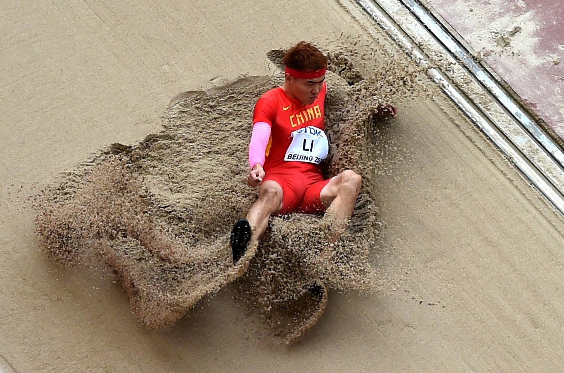 Bei der Leichtathletik-WM in Peking liefern die Sportler starke Leistungen und Emotionen. Für Deutschland holten unter anderem Kugelstoßerin Christina Schwanitz, ihr Kollege David Storl und Stabhochspringer Raphael Holzdeppe Medaillen. Alles überragender Star war 100-Meter-Weltmeister Usain Bolt.