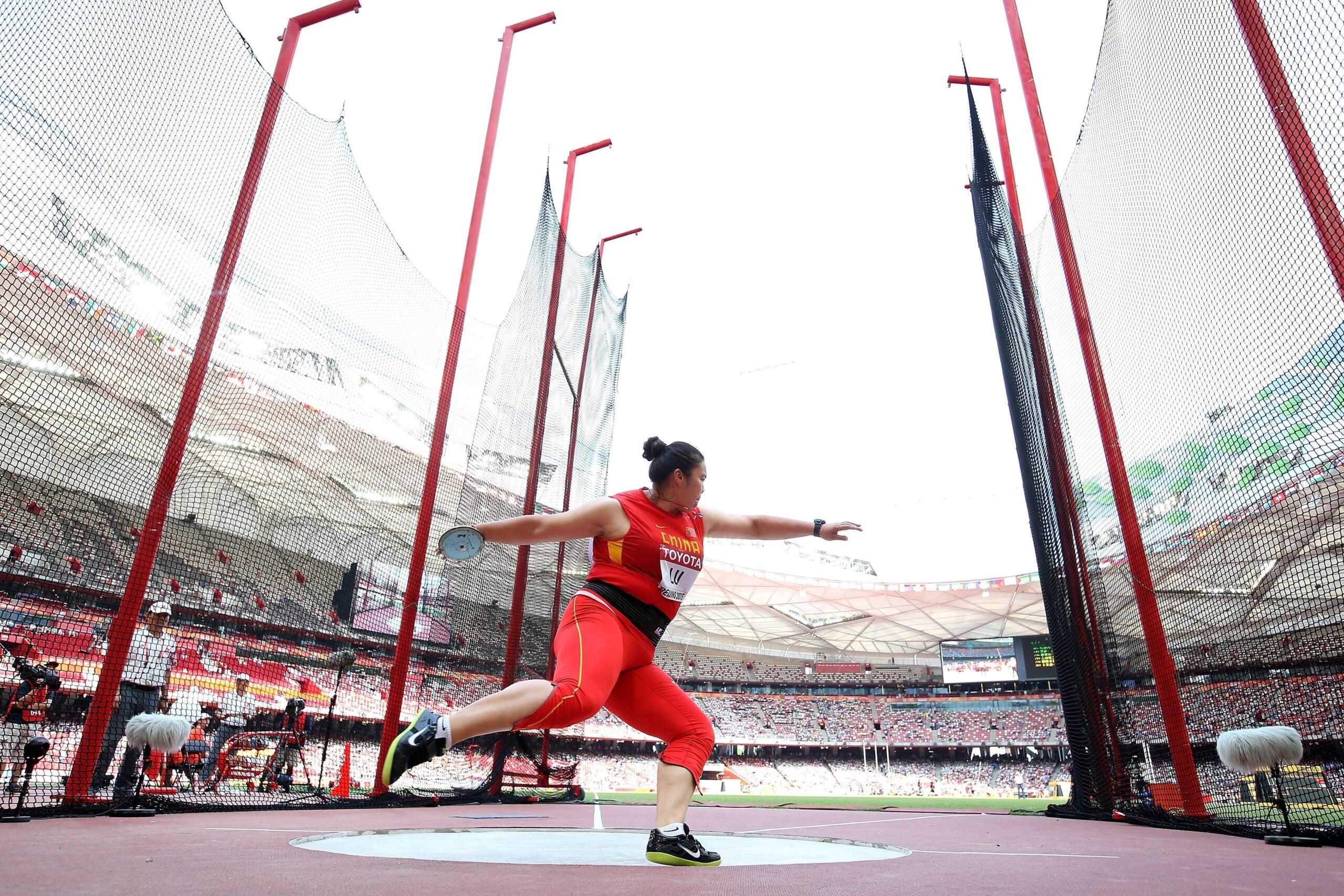 Bei der Leichtathletik-WM in Peking liefern die Sportler starke Leistungen und Emotionen. Für Deutschland holten unter anderem Kugelstoßerin Christina Schwanitz, ihr Kollege David Storl und Stabhochspringer Raphael Holzdeppe Medaillen. Alles überragender Star war 100-Meter-Weltmeister Usain Bolt.