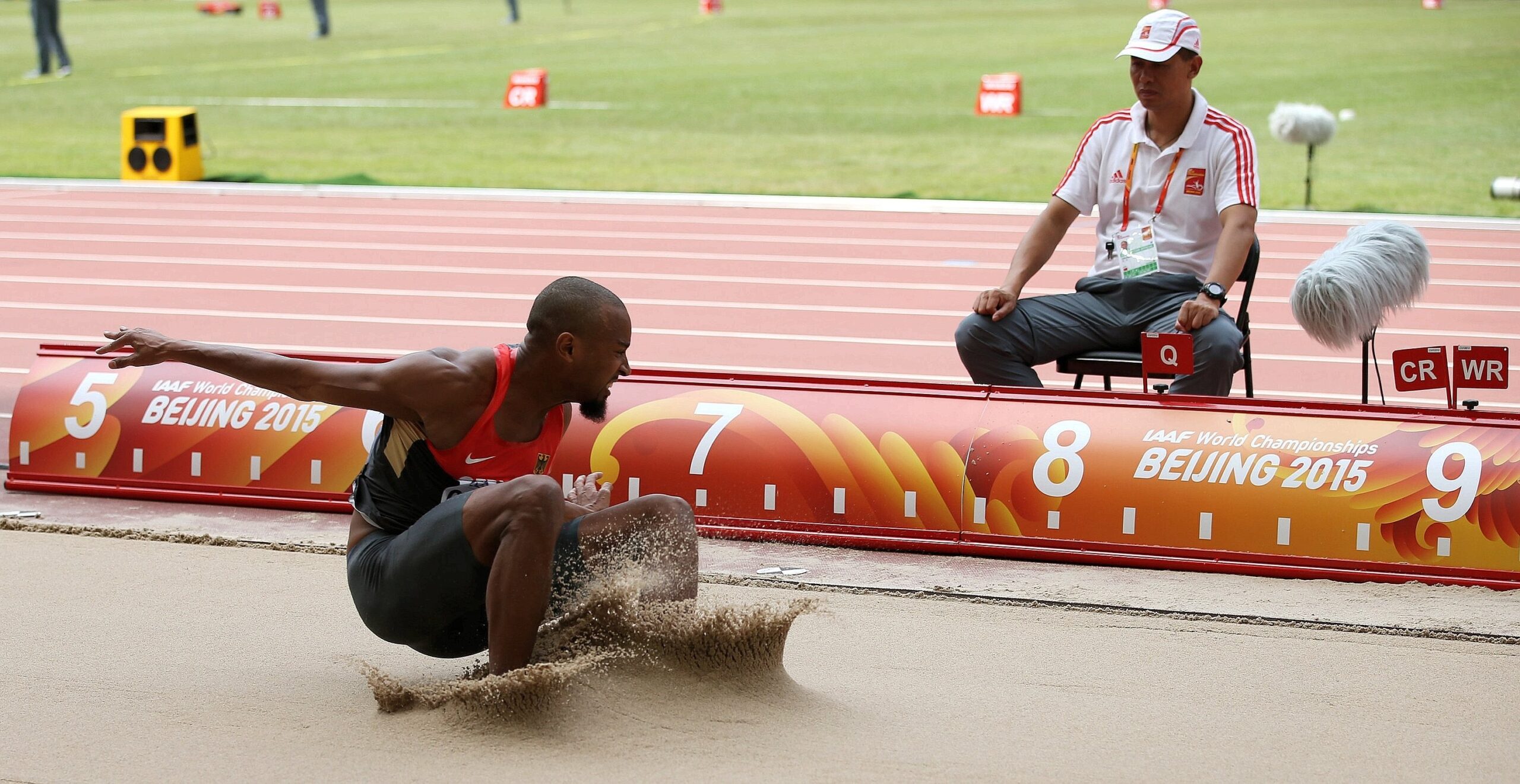 Bei der Leichtathletik-WM in Peking liefern die Sportler starke Leistungen und Emotionen. Für Deutschland holten unter anderem Kugelstoßerin Christina Schwanitz, ihr Kollege David Storl und Stabhochspringer Raphael Holzdeppe Medaillen. Alles überragender Star war 100-Meter-Weltmeister Usain Bolt.