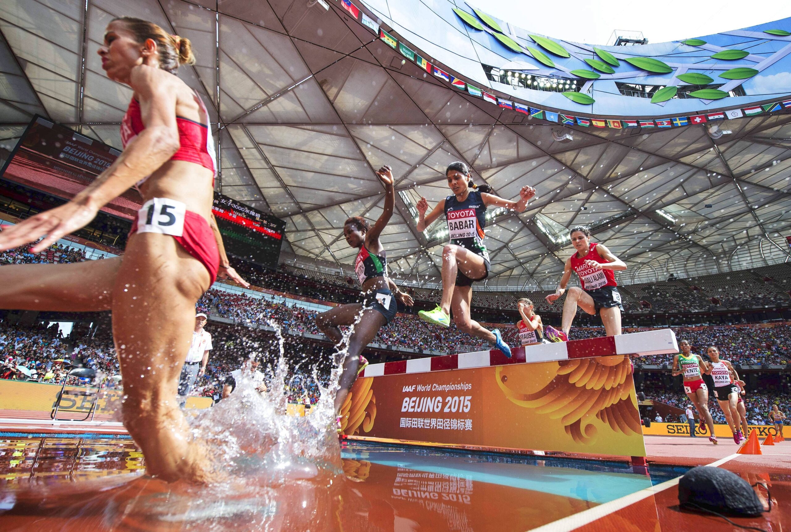 Bei der Leichtathletik-WM in Peking liefern die Sportler starke Leistungen und Emotionen. Für Deutschland holten unter anderem Kugelstoßerin Christina Schwanitz, ihr Kollege David Storl und Stabhochspringer Raphael Holzdeppe Medaillen. Alles überragender Star war 100-Meter-Weltmeister Usain Bolt.