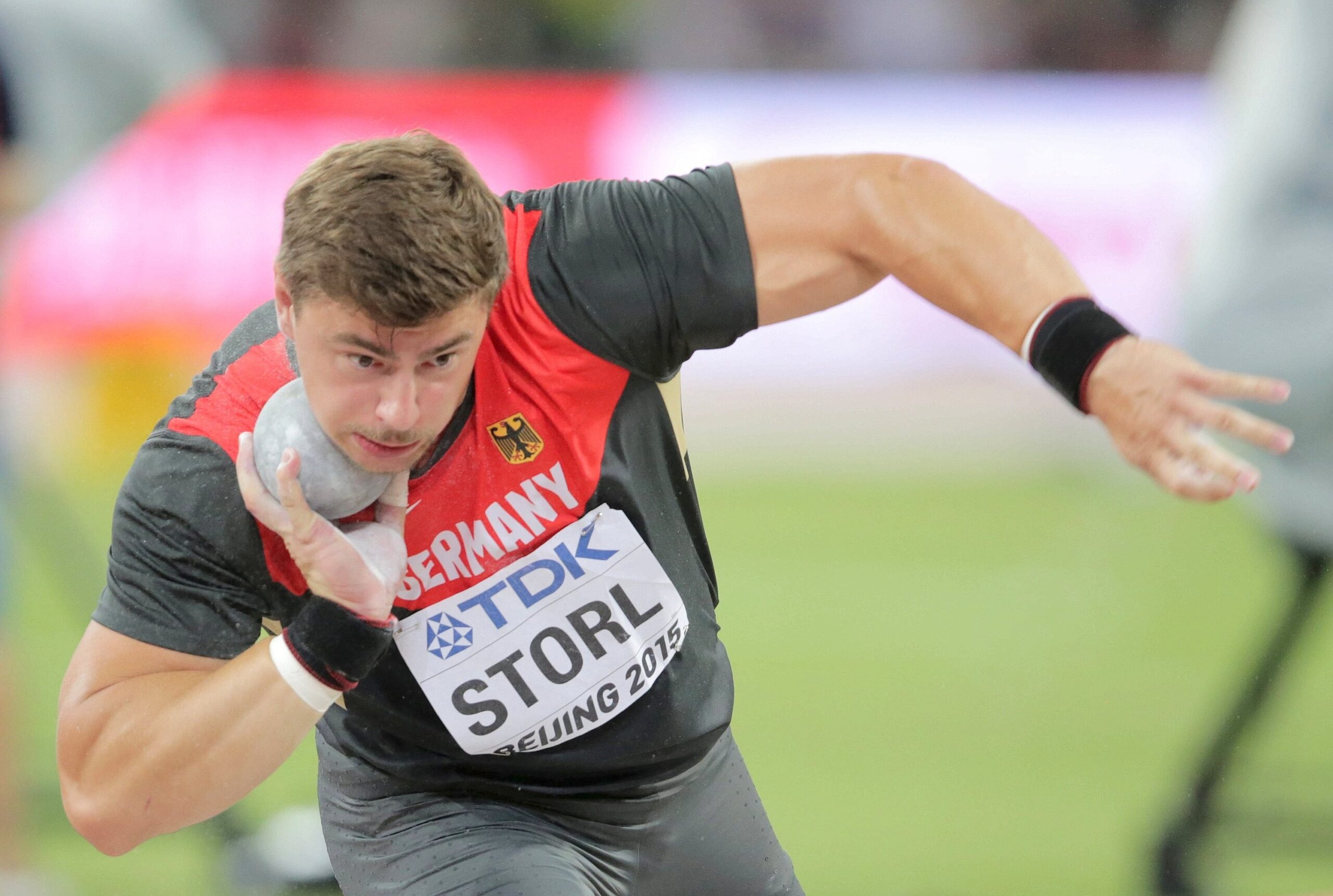 Bei der Leichtathletik-WM in Peking liefern die Sportler starke Leistungen und Emotionen. Für Deutschland holten unter anderem Kugelstoßerin Christina Schwanitz, ihr Kollege David Storl und Stabhochspringer Raphael Holzdeppe Medaillen. Alles überragender Star war 100-Meter-Weltmeister Usain Bolt.