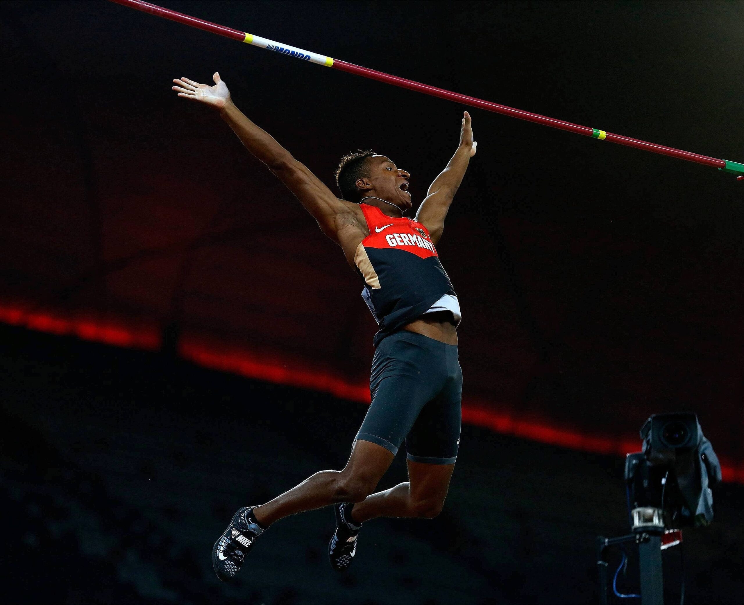 Bei der Leichtathletik-WM in Peking liefern die Sportler starke Leistungen und Emotionen. Für Deutschland holten unter anderem Kugelstoßerin Christina Schwanitz, ihr Kollege David Storl und Stabhochspringer Raphael Holzdeppe Medaillen. Alles überragender Star war 100-Meter-Weltmeister Usain Bolt.