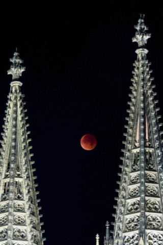 Der Blutmond am Kölner Dom.