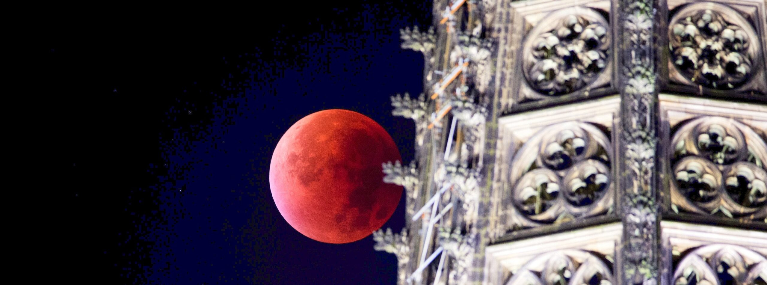 Der Blutmond am Kölner Dom.