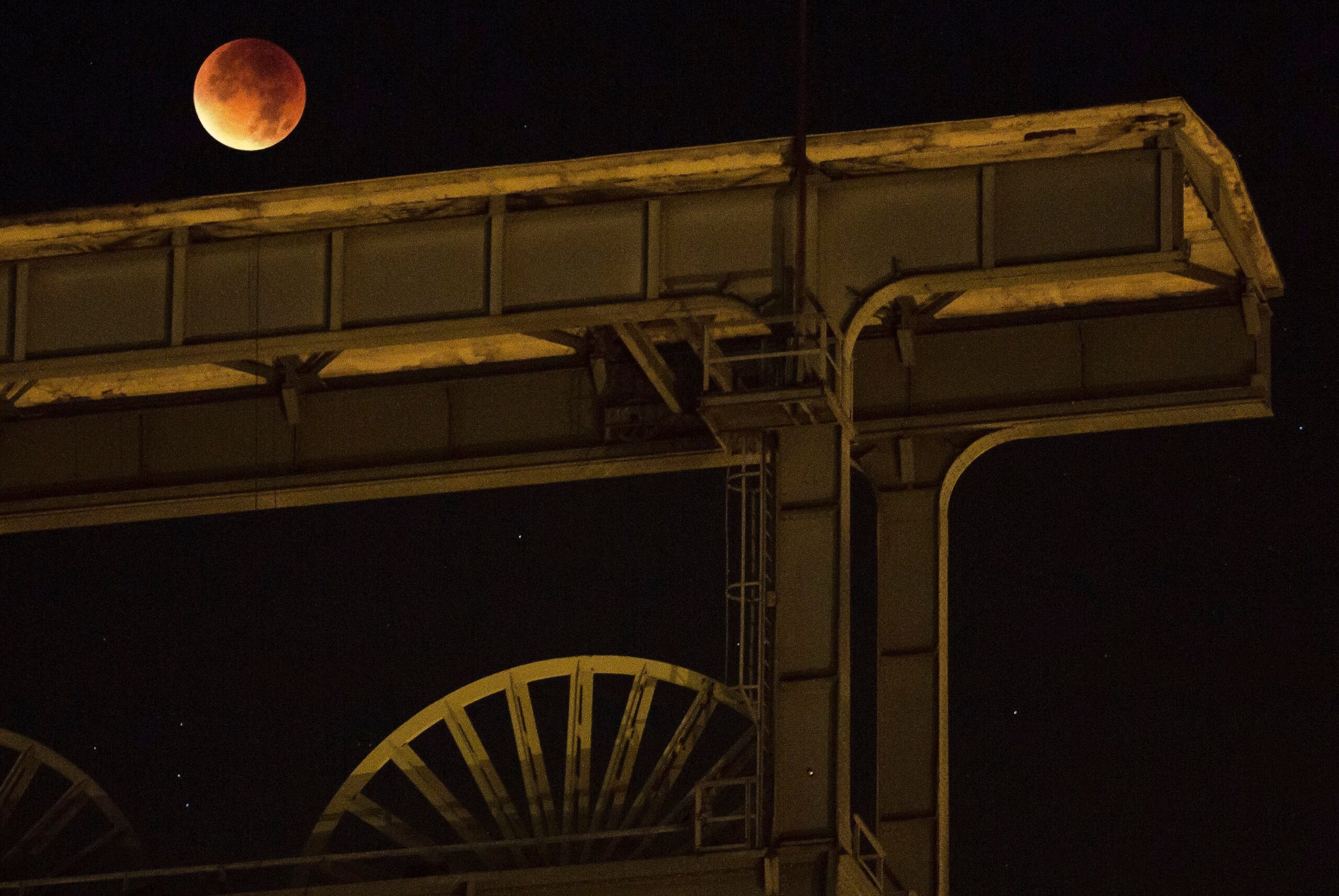 ... abgestrahltes Licht aus der Erdatmosphäre. Das färbt den Mond rot – wie auch hier am  Förderturm der Zeche Ewald in Herten. Dazu kam am Montag...