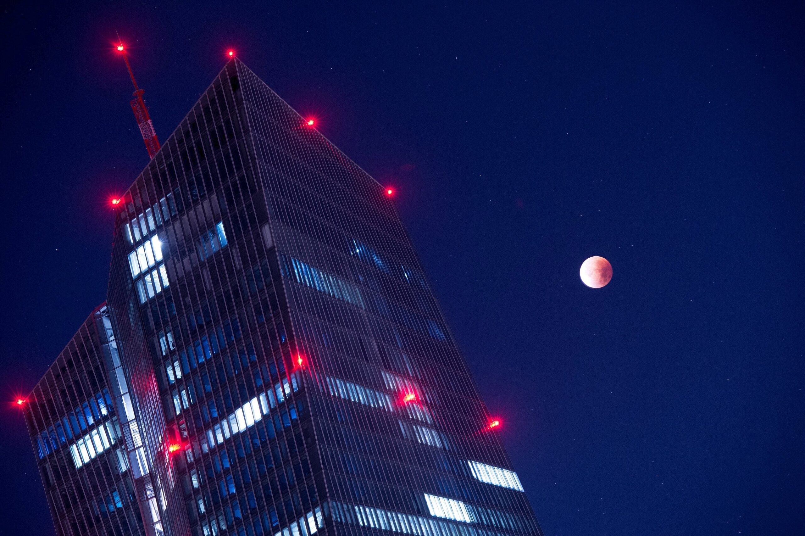 Blutmond neben dem EZB-Hochhaus in Frankfurt