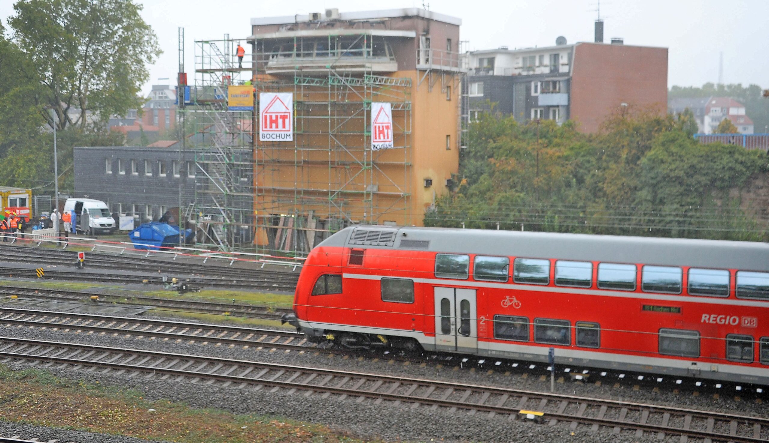 Die Bahn will das ausgebrannte Stellwerk am Bahnhof Styrum wieder aufbauen.