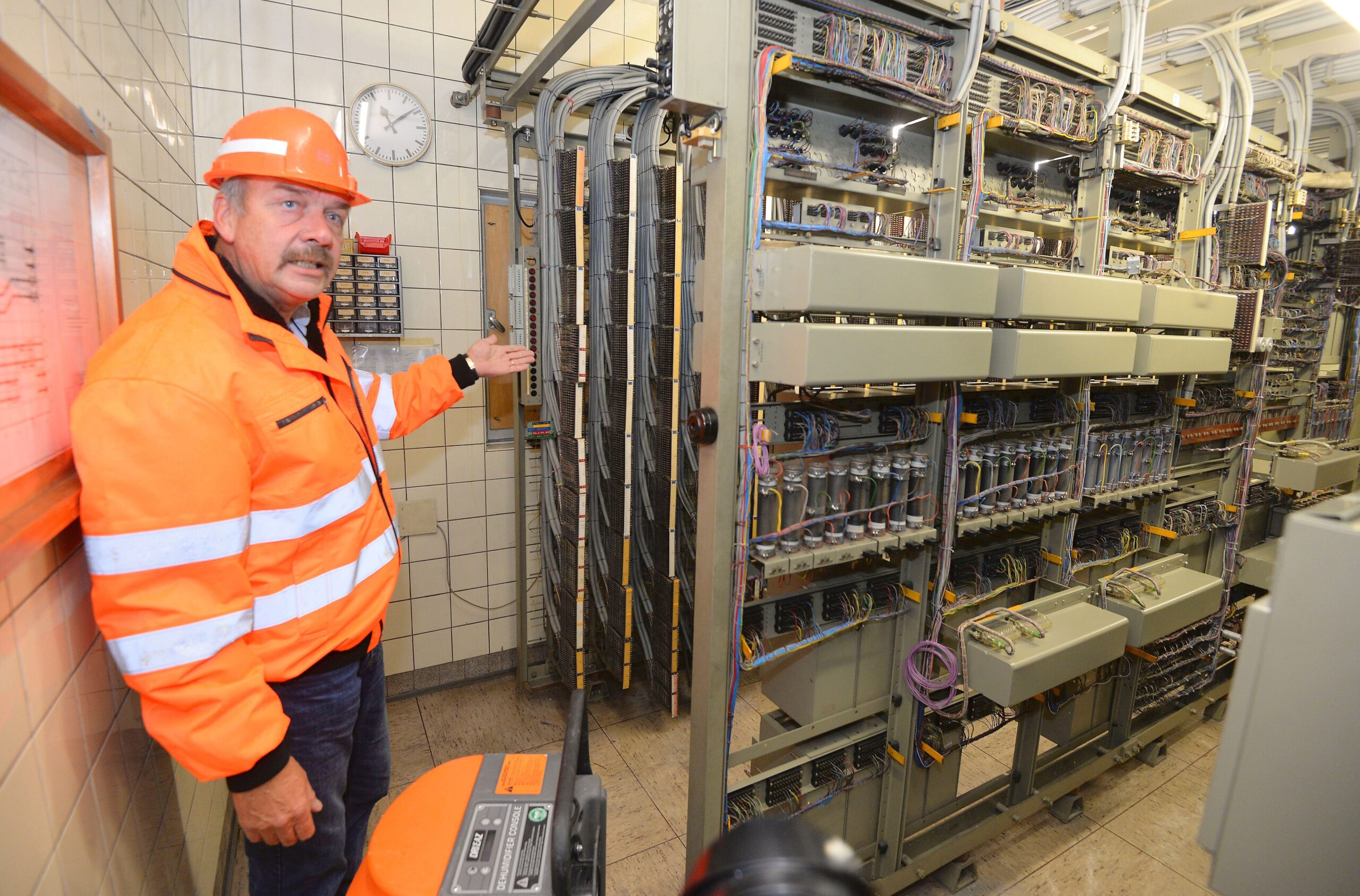 Peter Schubert zeigt den Relaisraum. Dieser Raum stand zwar voll Löschwasser, die Technik wurde aber augenscheinlich nicht beschädigt. 