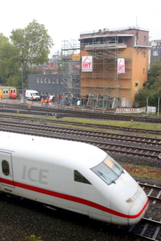 Der technische Leiter der Bahn spricht dann von 12 Monaten Bauzeit. Insofern Glück - und dem Können der Feuerwehr geschuldet, dass es nur in der Kanzel gebrannt hat.