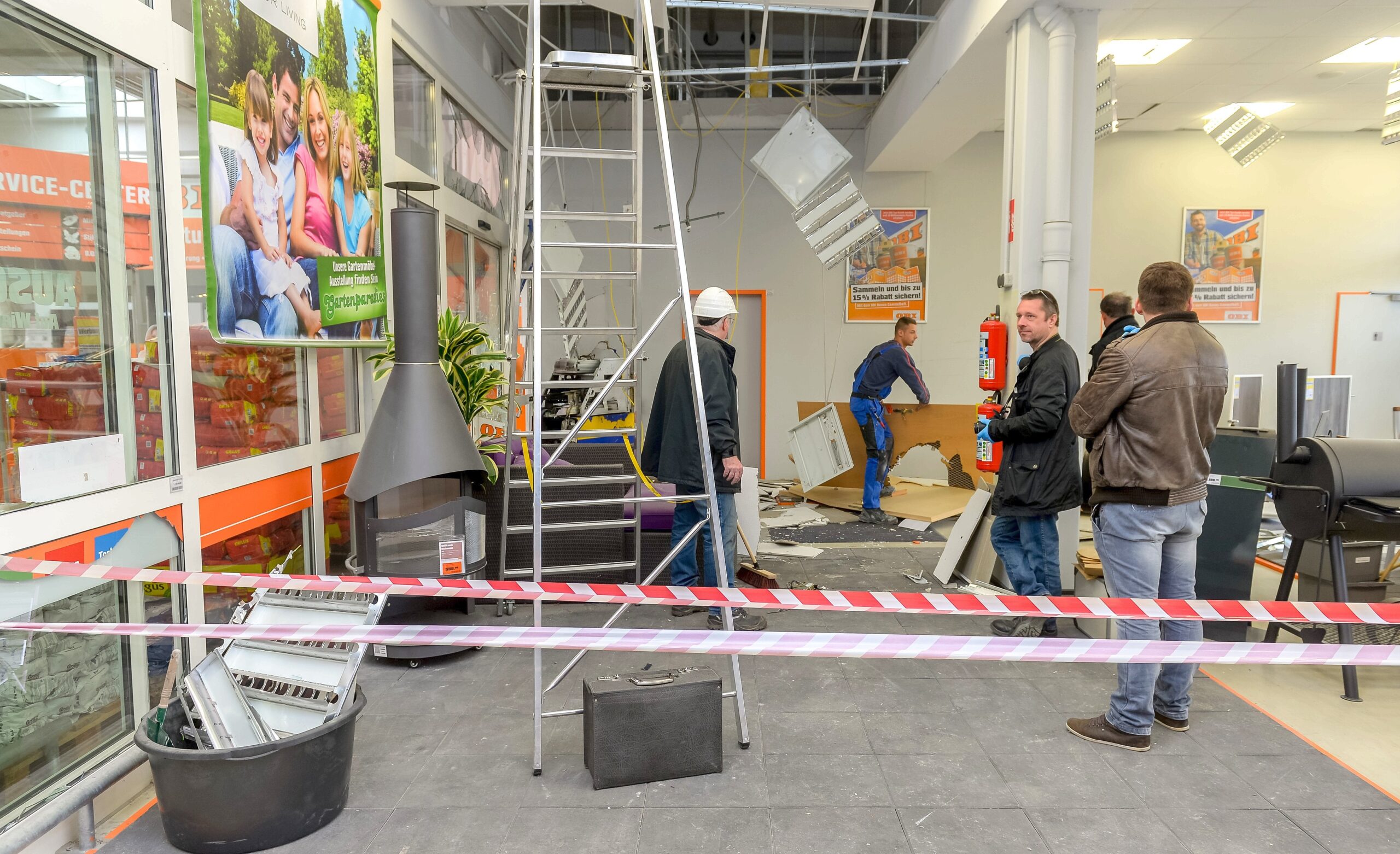 ... einen Postbank-Automaten im Eingang sprengten.