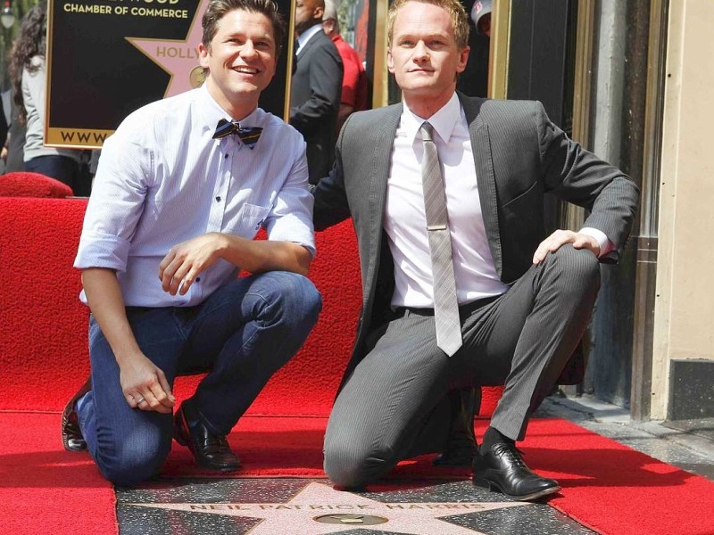 ...sind seine Fähigkeiten als Schauspieler, jetzt sind sie auch in Granit gemeißelt: Schauspieler Neil Patrick Harris hat einen Stern auf dem Hollywood Walk of Fame bekommen und nahm die Ehrung mit seinem Partner David Burtka entgegen. Die Freude...