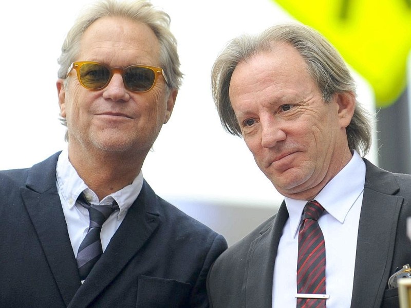 ...den Stern auf dem Walk of Fame freuten sich die Musiker Dewey Bunnell (r.) and Gerry Beckley. Ob sie es auf dem Gehweg so gemütlich gemacht haben wie die Kollegin aus...